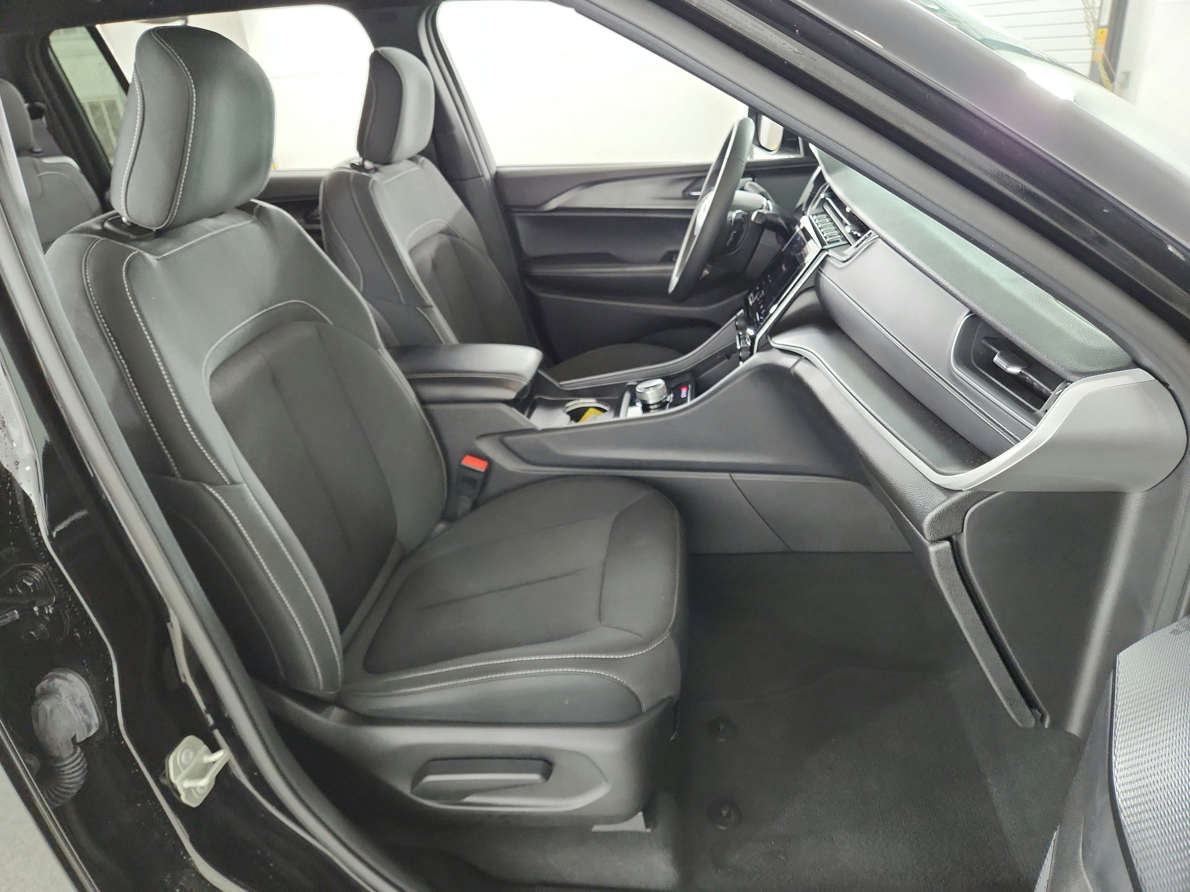 2024 Jeep Grand Cherokee L Laredo 4x2