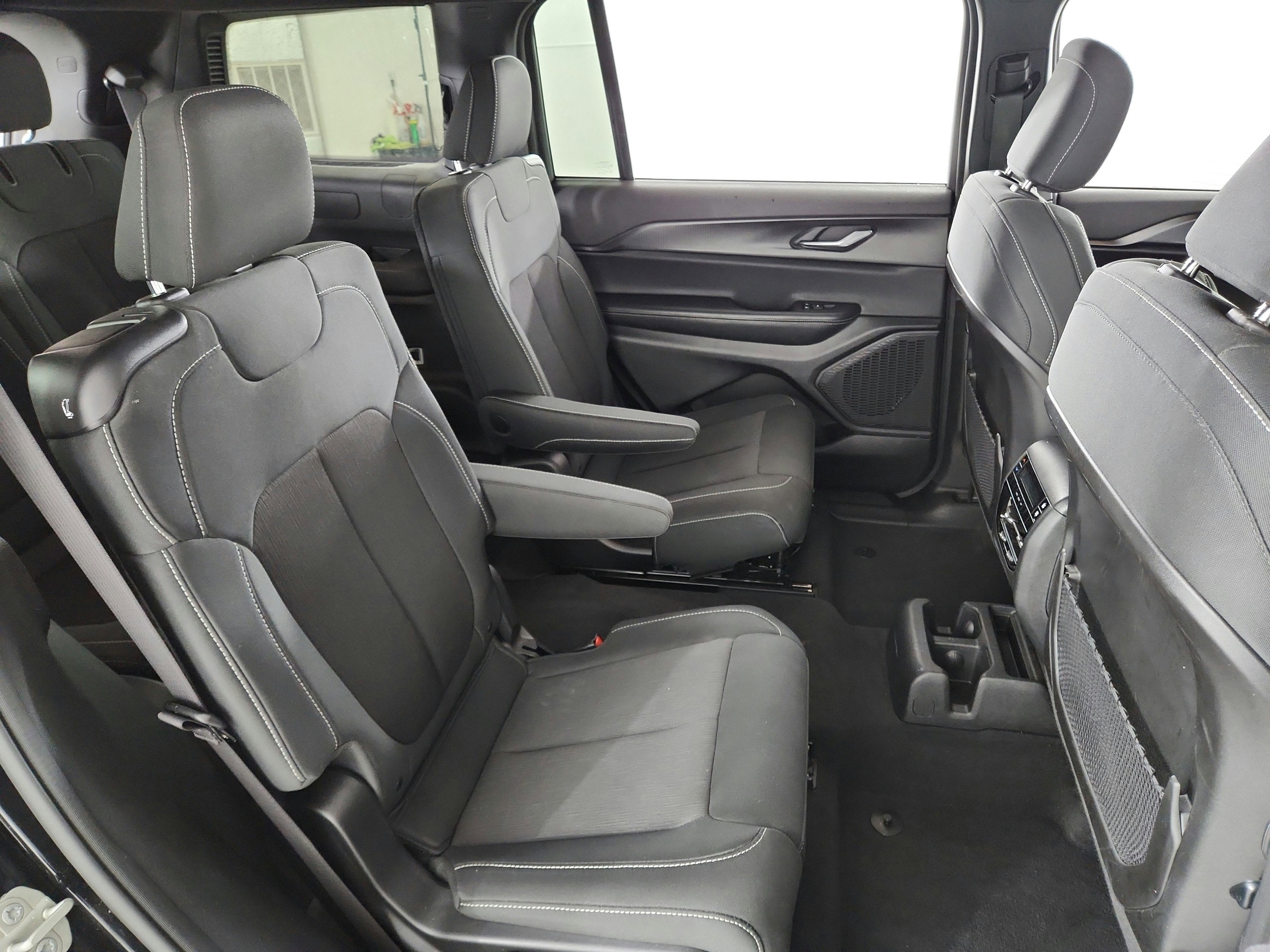 2024 Jeep Grand Cherokee L Laredo 4x2