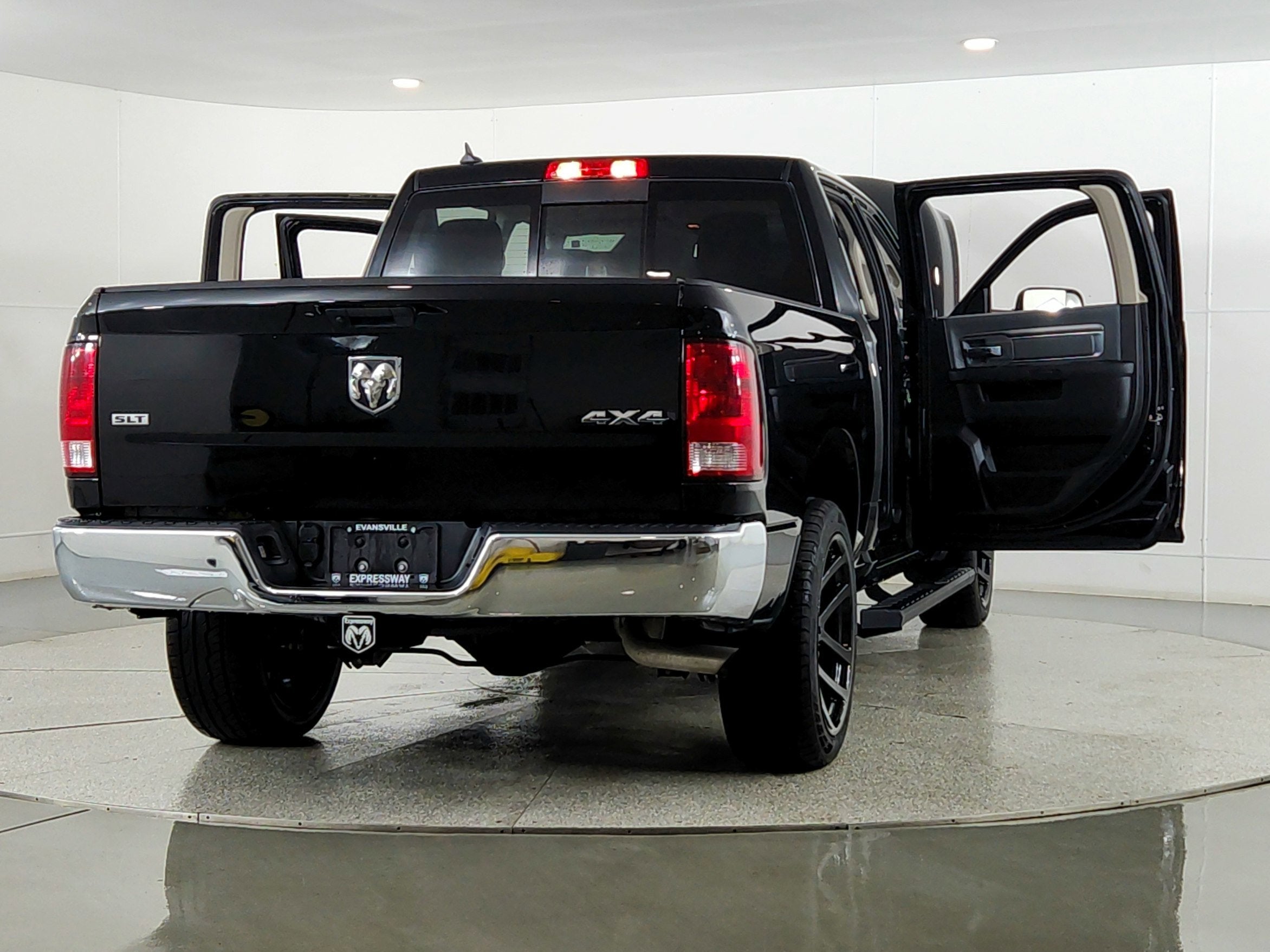 2023 RAM 1500 Classic SLT Crew Cab 4x4 5'7' Box