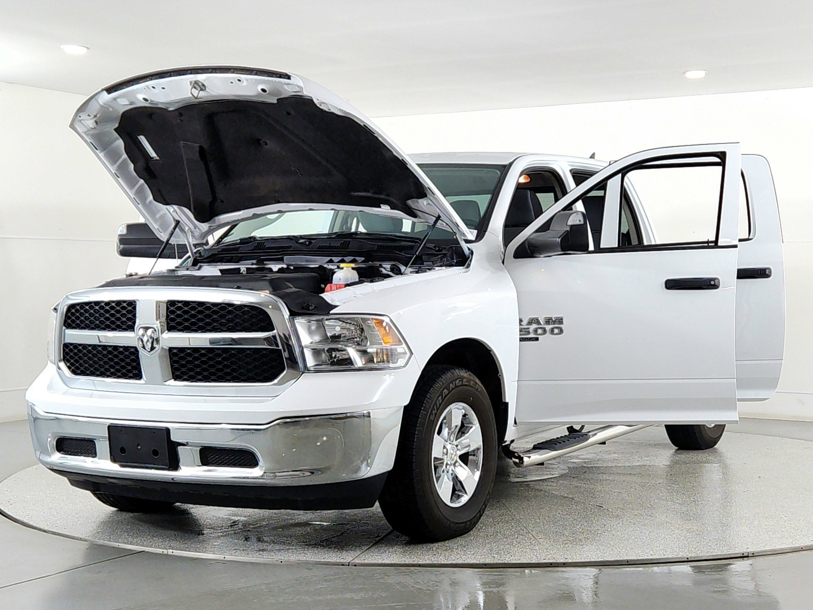 2023 RAM 1500 Classic SLT Crew Cab 4x4 5'7' Box