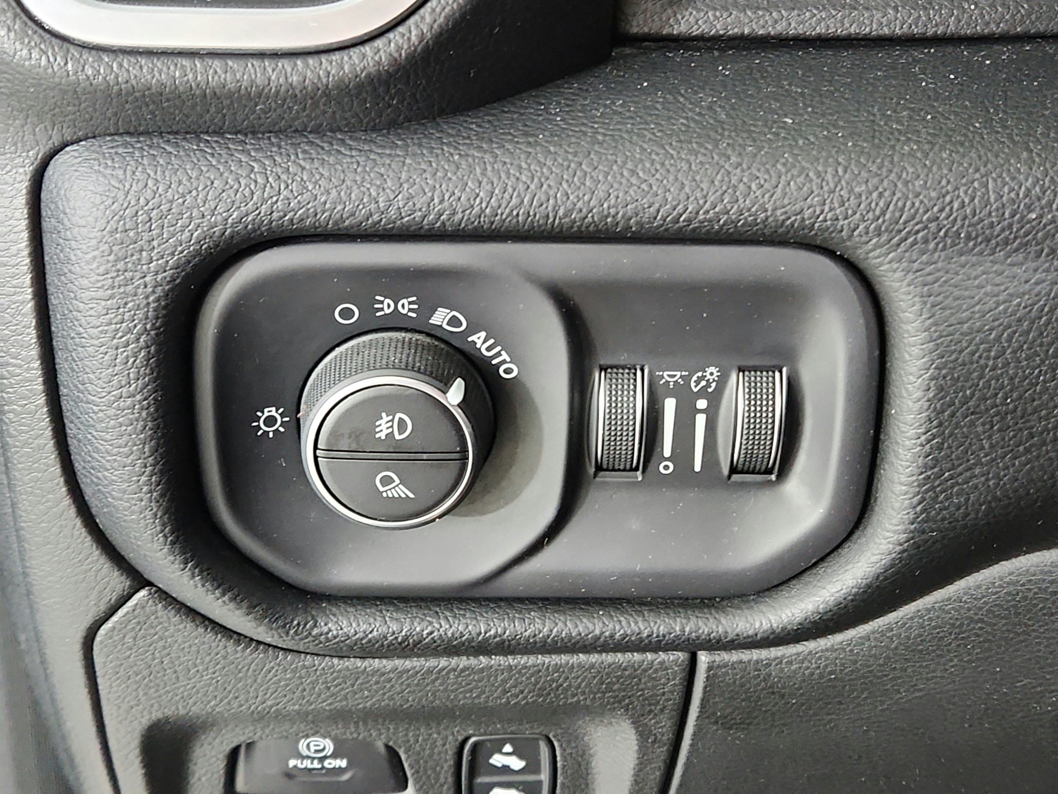 2019 RAM 1500 Laramie Crew Cab 4x4 5'7' Box