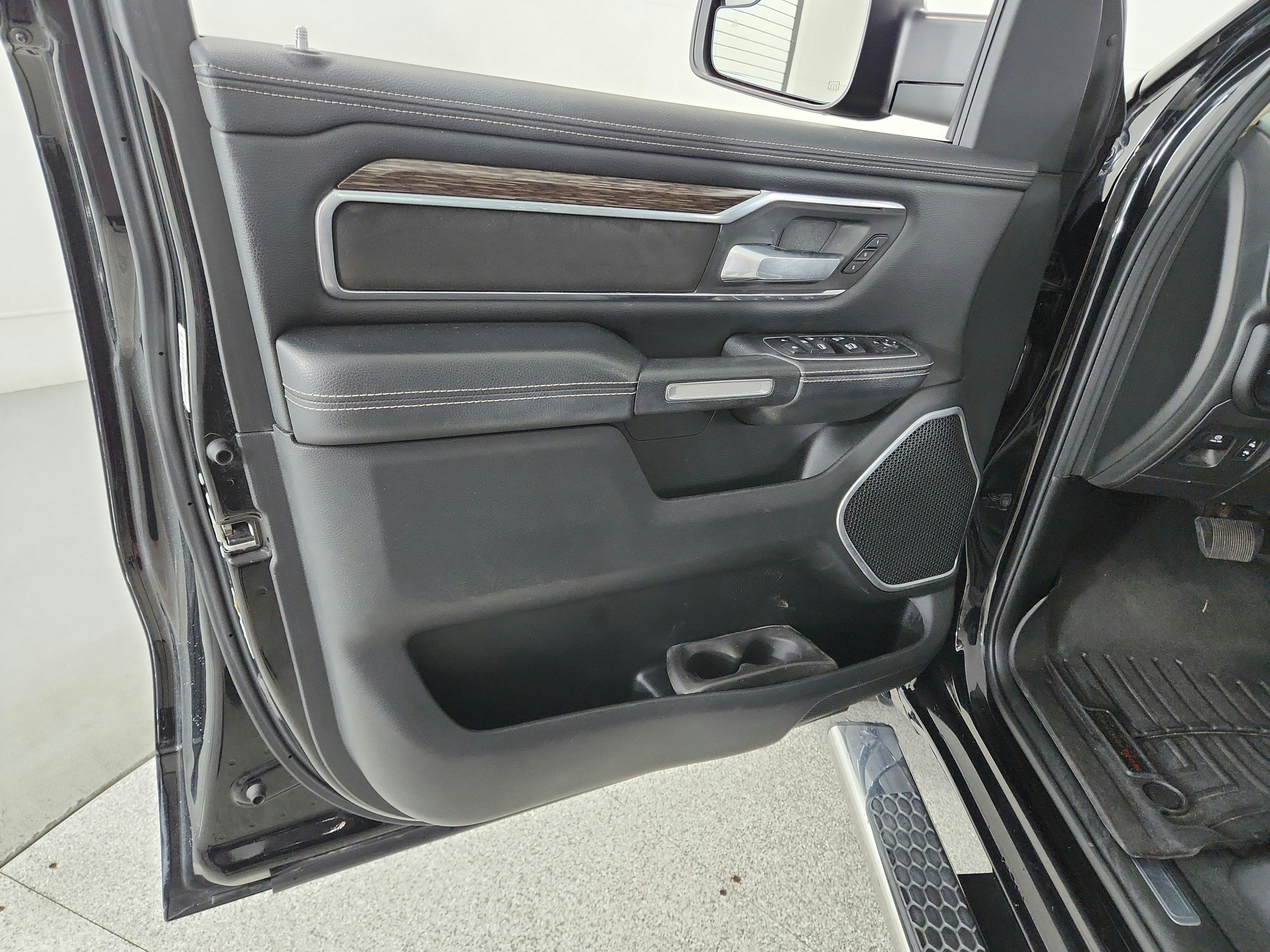 2019 RAM 1500 Laramie Crew Cab 4x4 5'7' Box