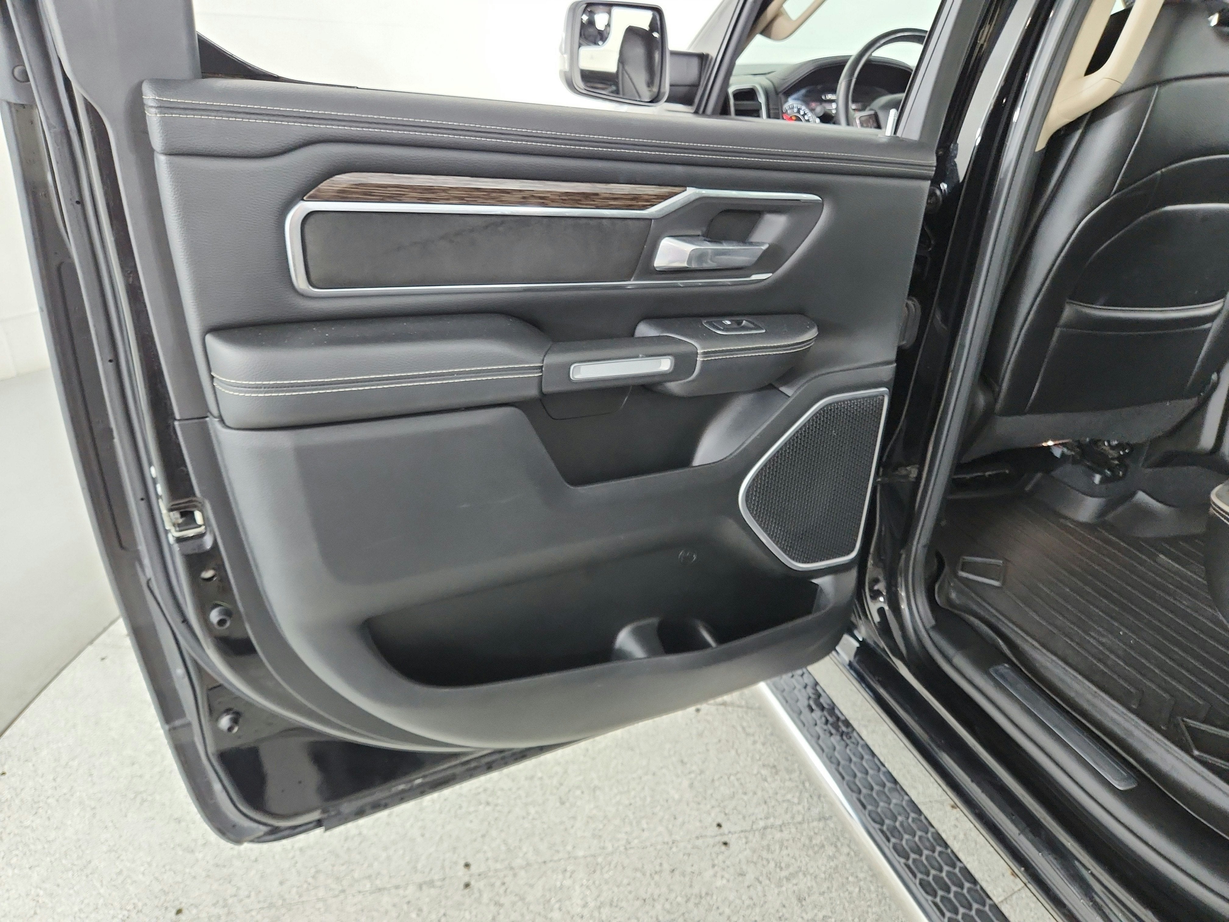 2019 RAM 1500 Laramie Crew Cab 4x4 5'7' Box