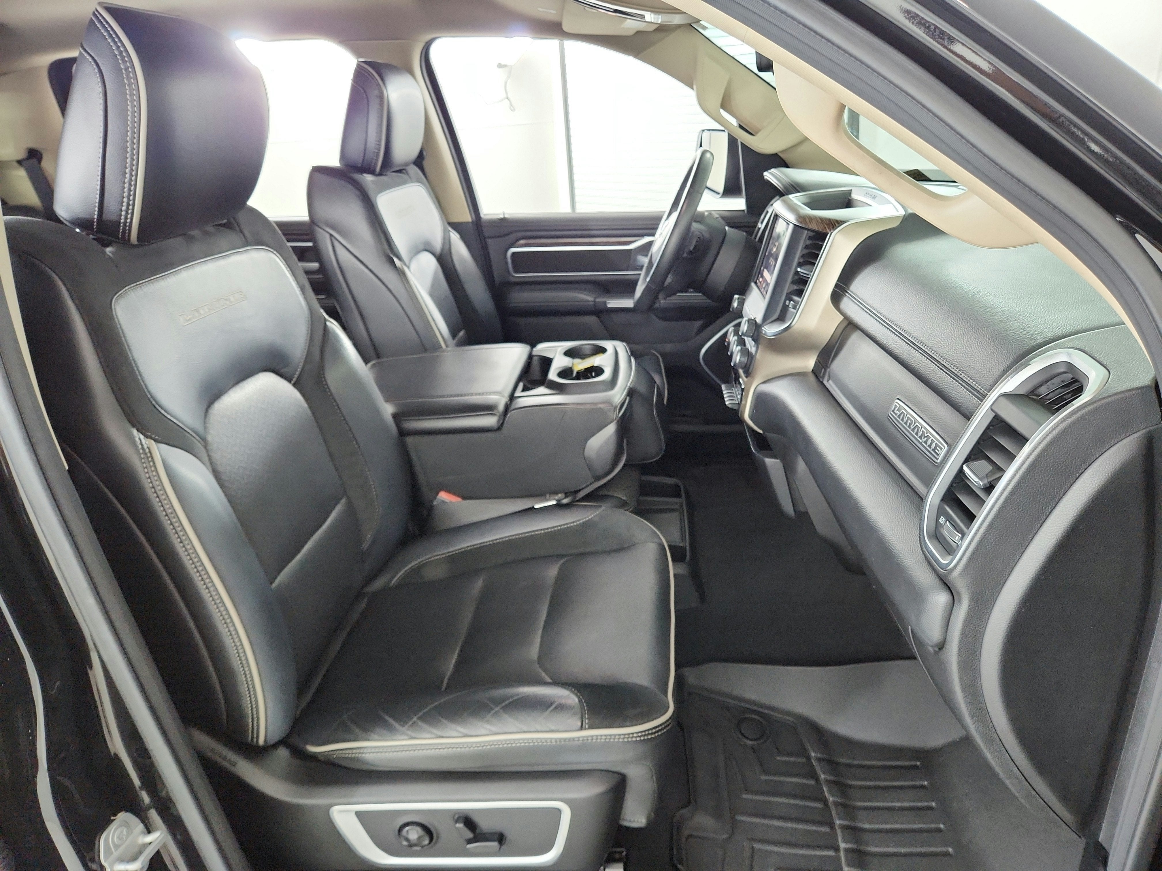 2019 RAM 1500 Laramie Crew Cab 4x4 5'7' Box