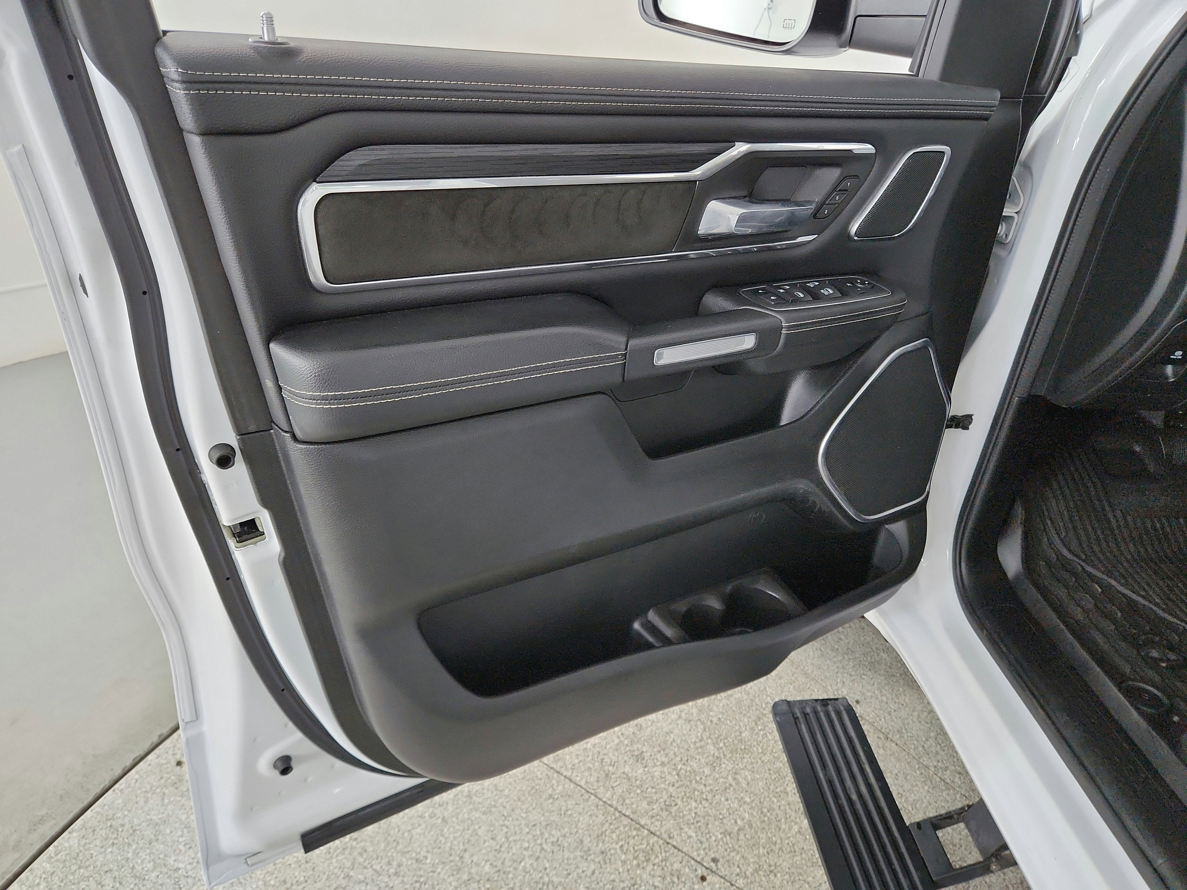 2023 RAM 1500 Laramie Crew Cab 4x4 5'7' Box