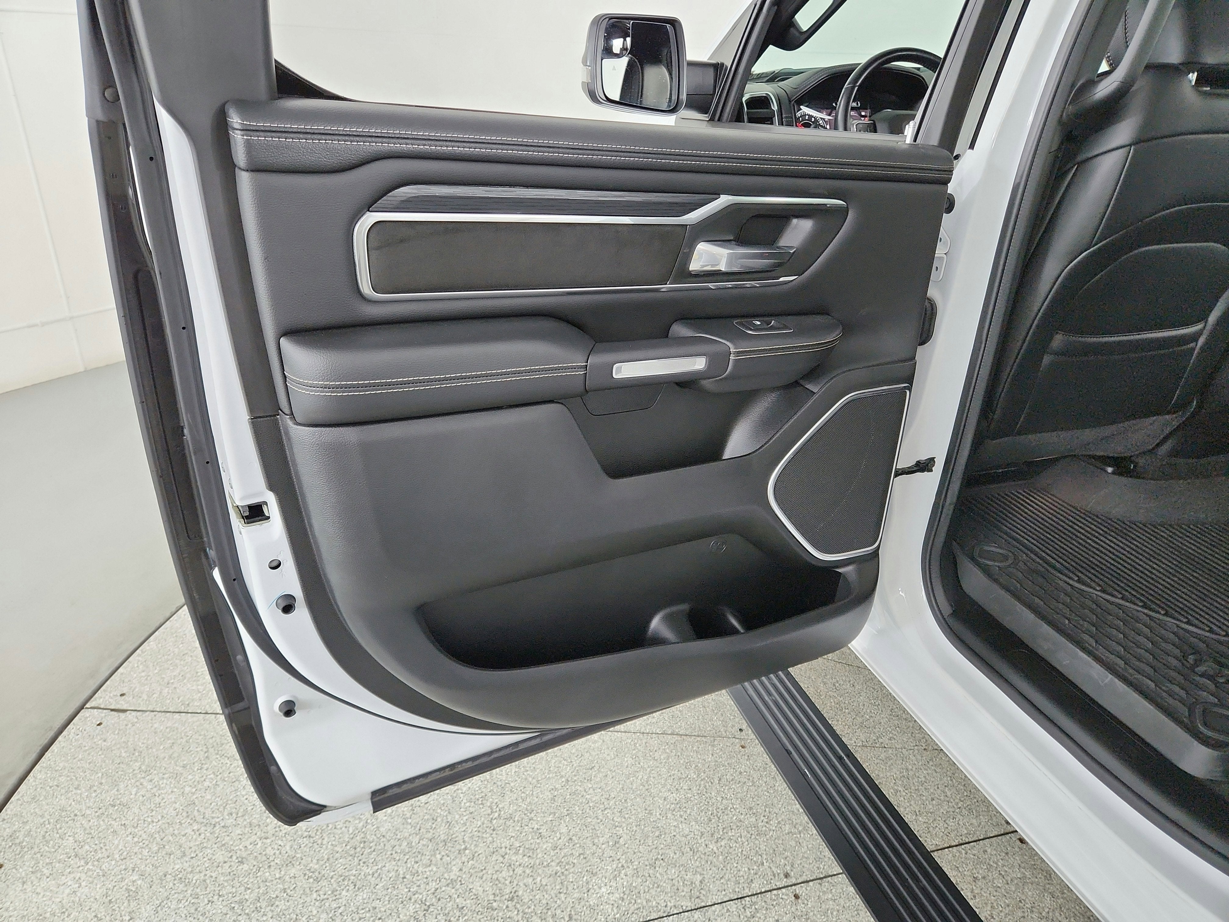 2023 RAM 1500 Laramie Crew Cab 4x4 5'7' Box