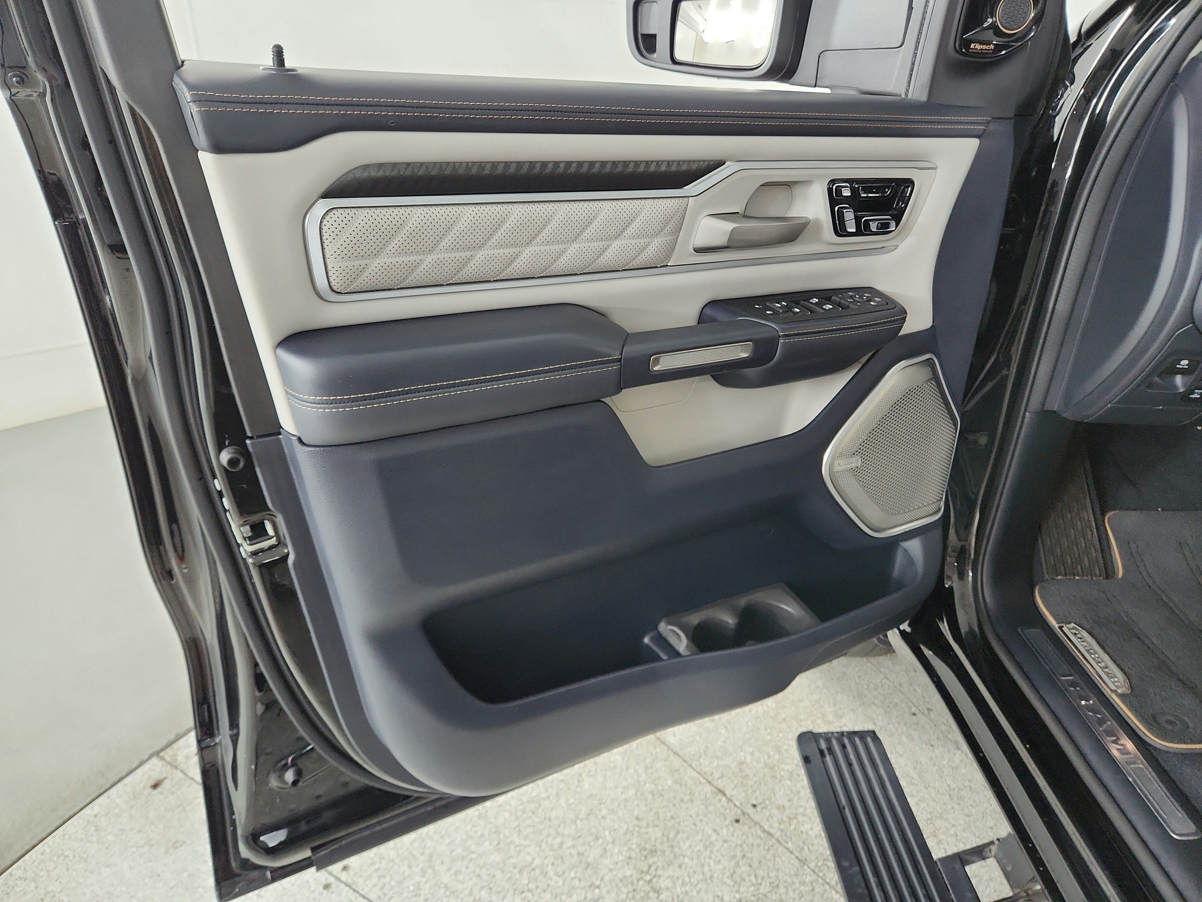 2025 RAM 1500 Tungsten Crew Cab 4x4 5'7' Box