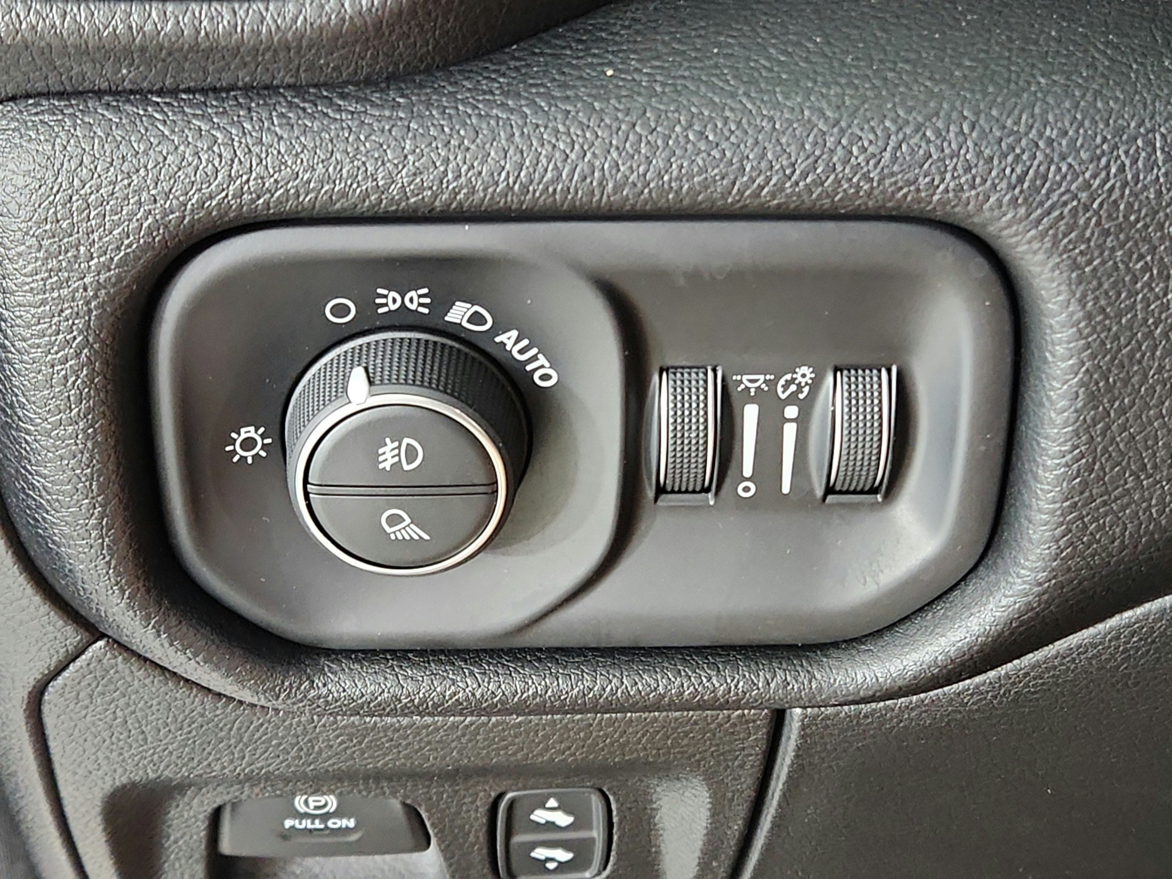 2020 RAM 1500 Laramie Crew Cab 4x4 6'4' Box