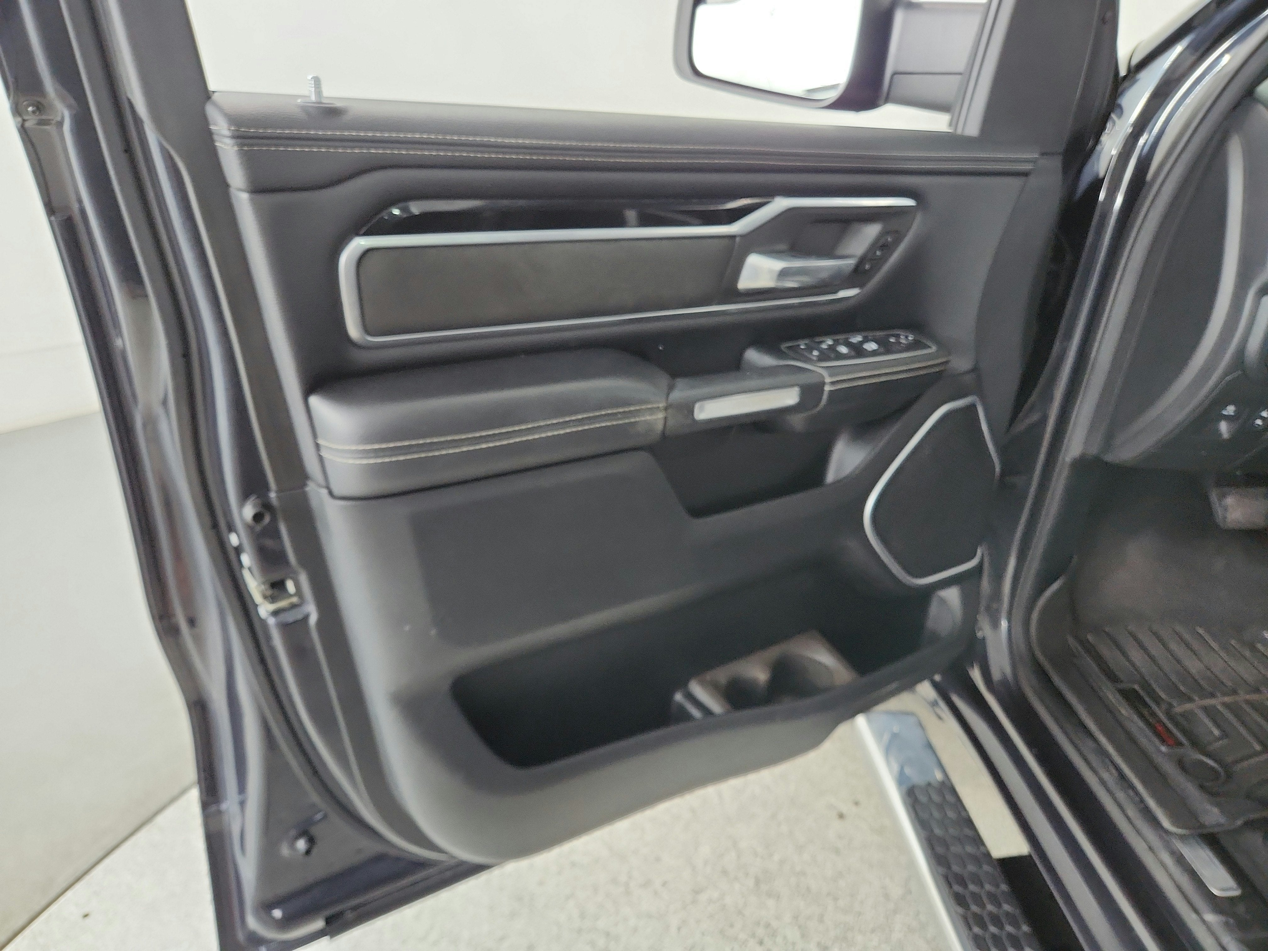 2020 RAM 1500 Laramie Crew Cab 4x4 6'4' Box