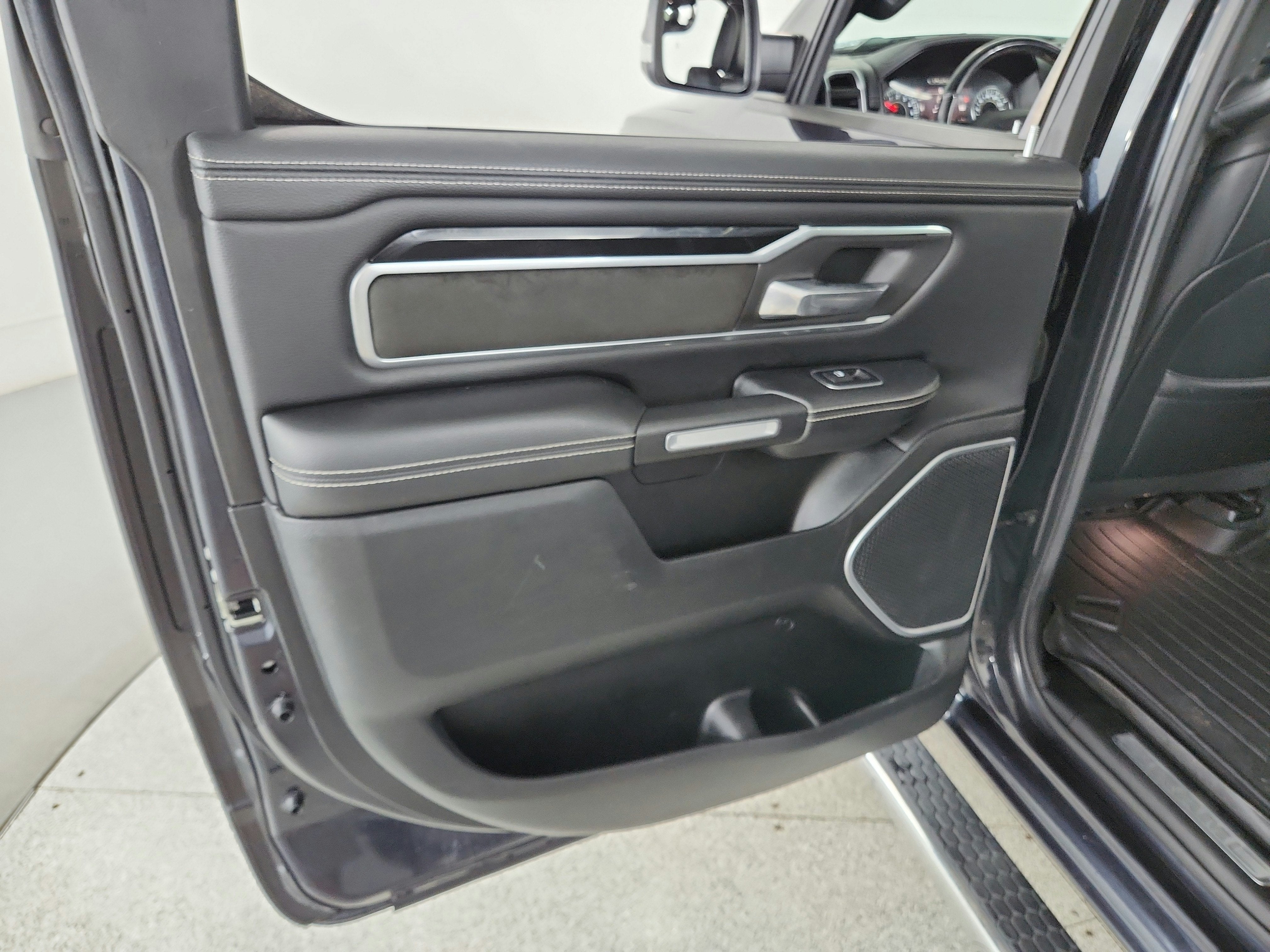 2020 RAM 1500 Laramie Crew Cab 4x4 6'4' Box