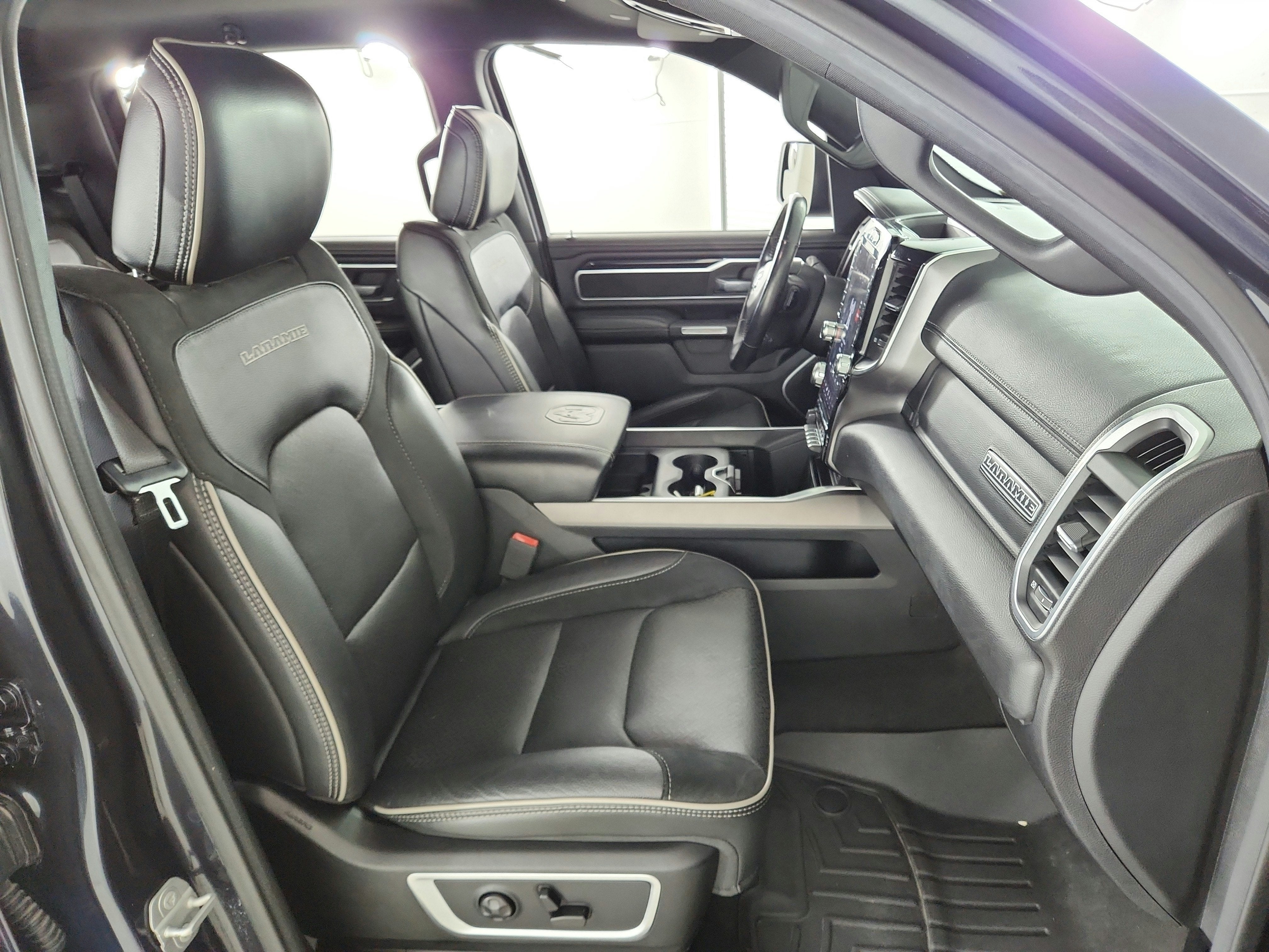 2020 RAM 1500 Laramie Crew Cab 4x4 6'4' Box