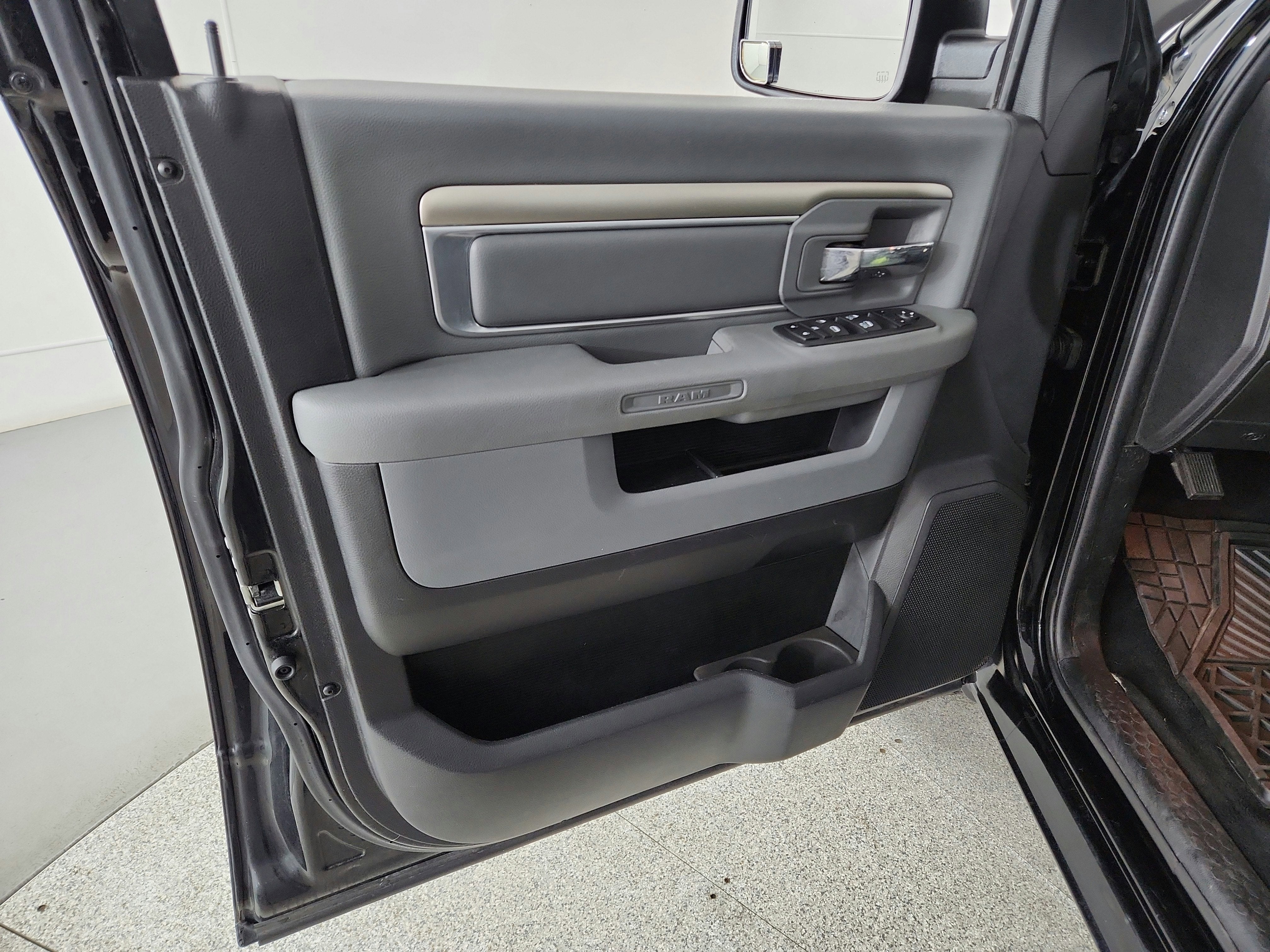 2019 RAM 1500 Classic SLT Crew Cab 4x4 5'7' Box