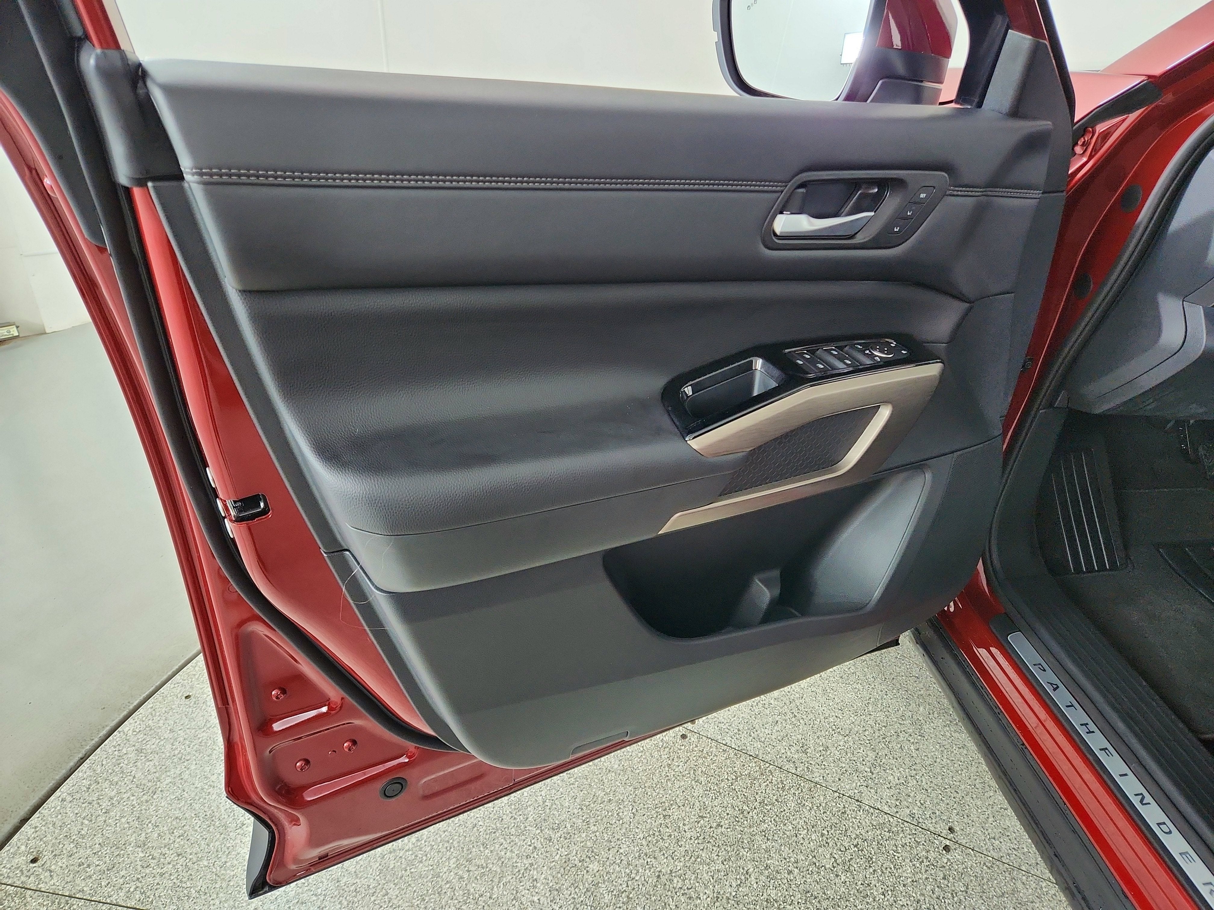 2025 Nissan Pathfinder Platinum 4WD