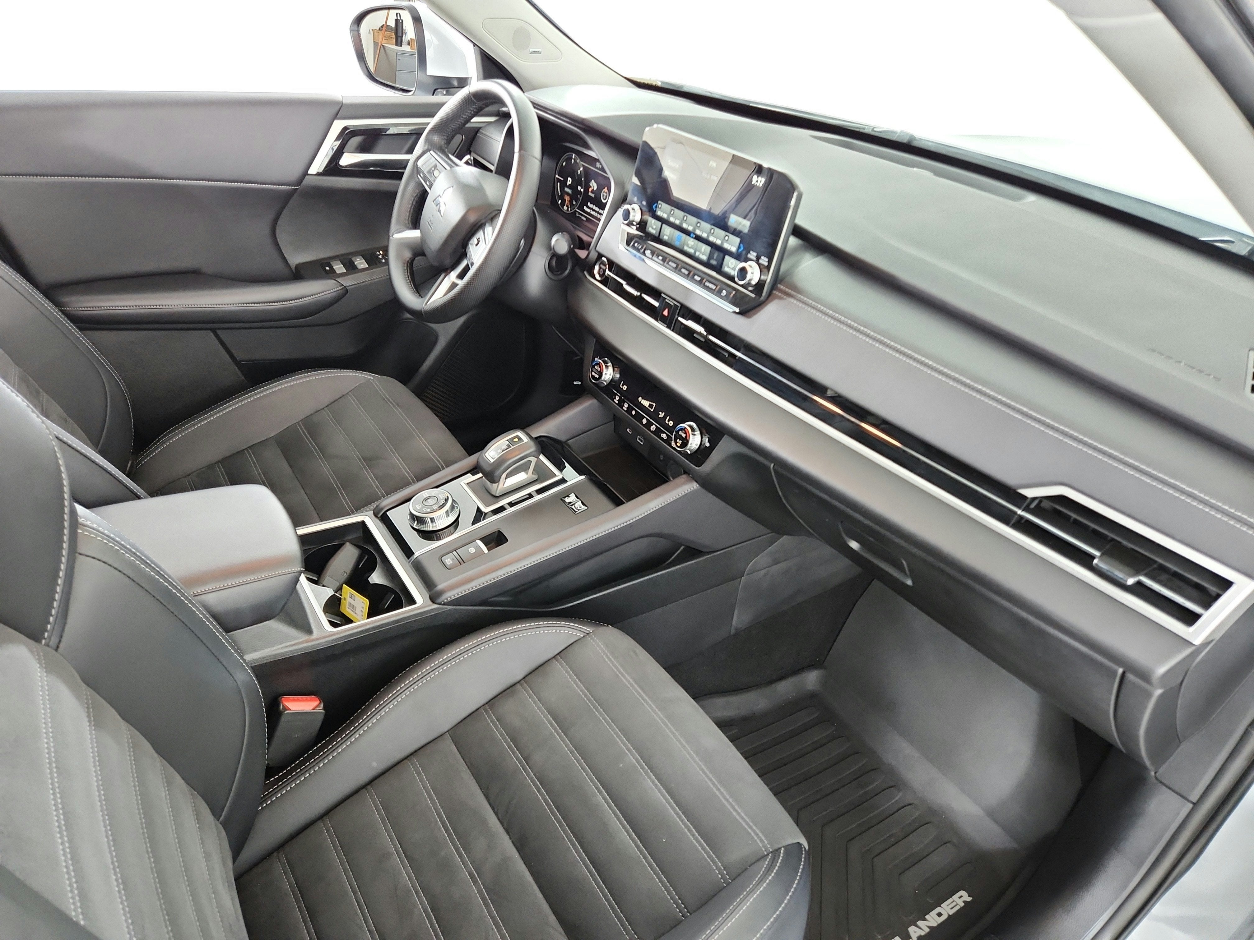 2024 Mitsubishi Outlander Plug-In Hybrid Base