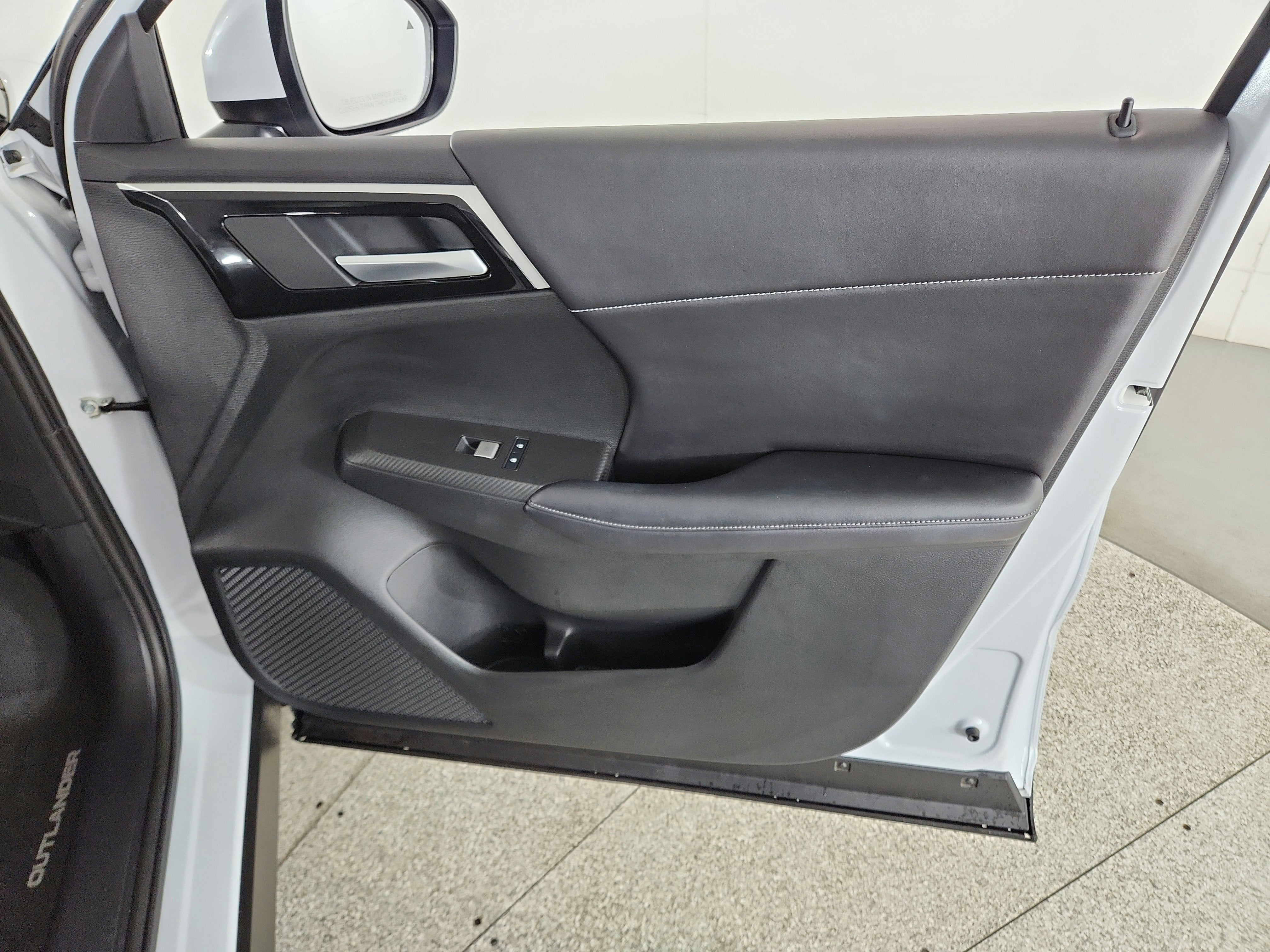 2024 Mitsubishi Outlander Plug-In Hybrid Base