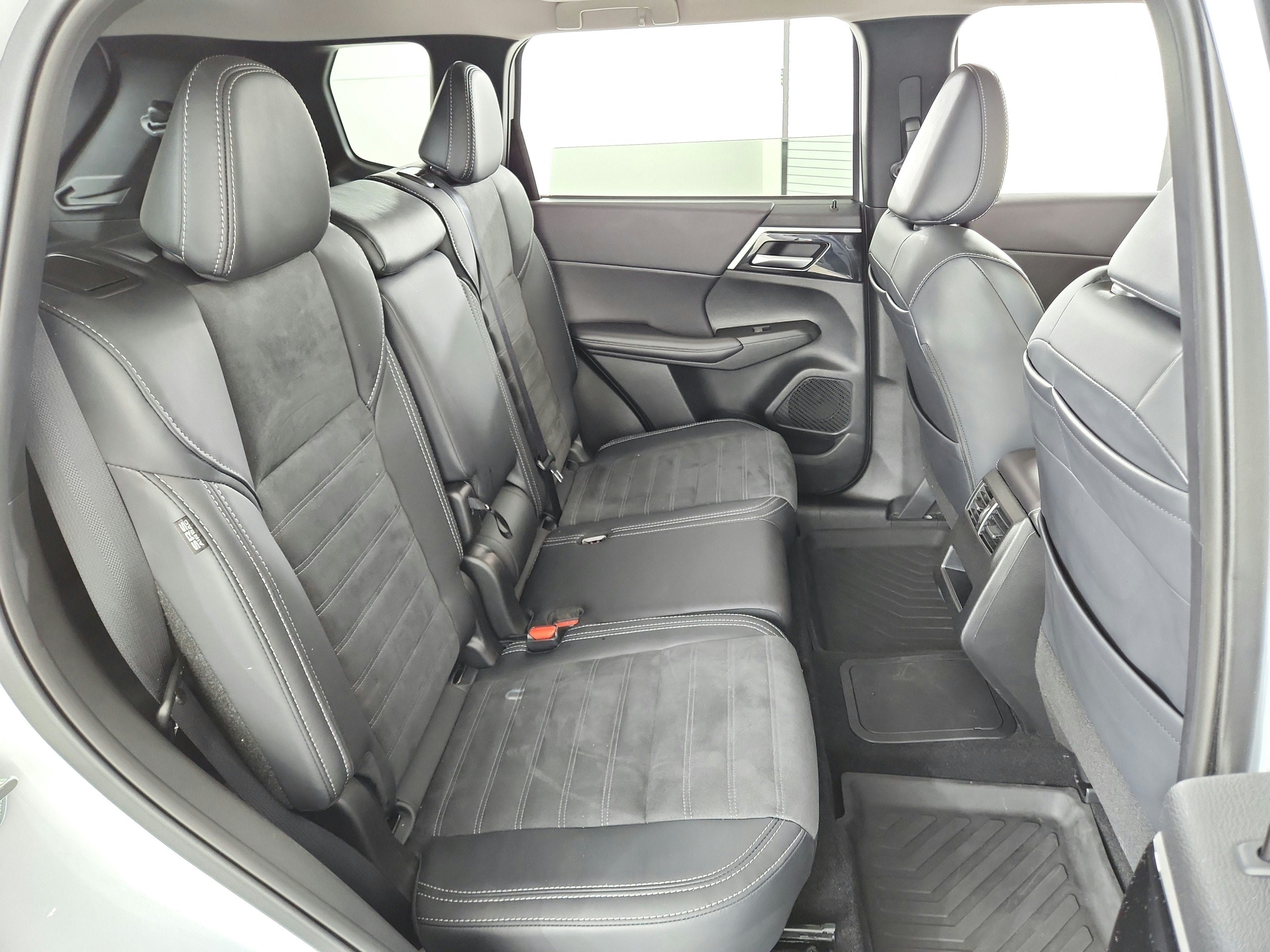 2024 Mitsubishi Outlander Plug-In Hybrid Base