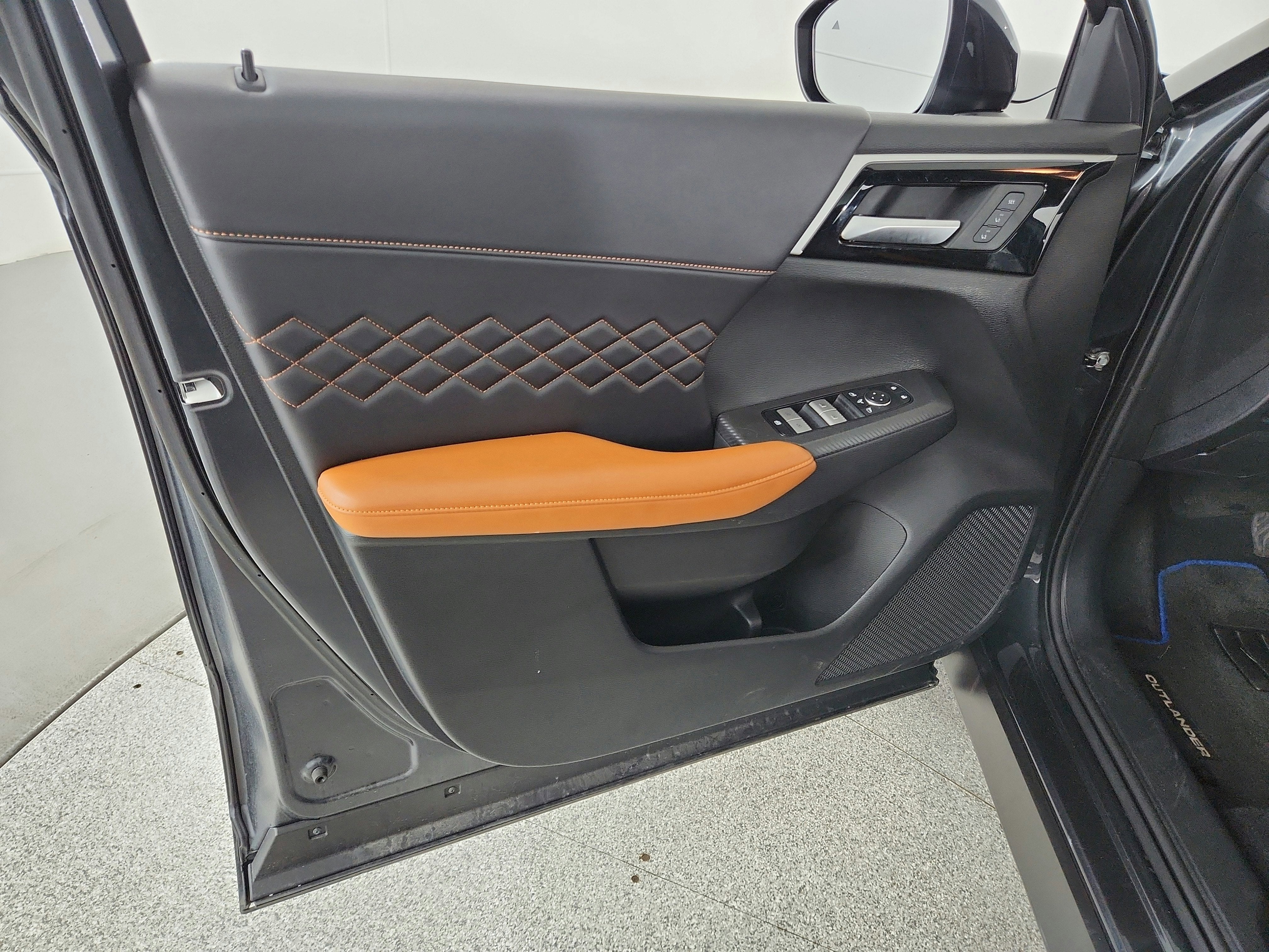 2025 Mitsubishi Outlander Plug-In Hybrid Base