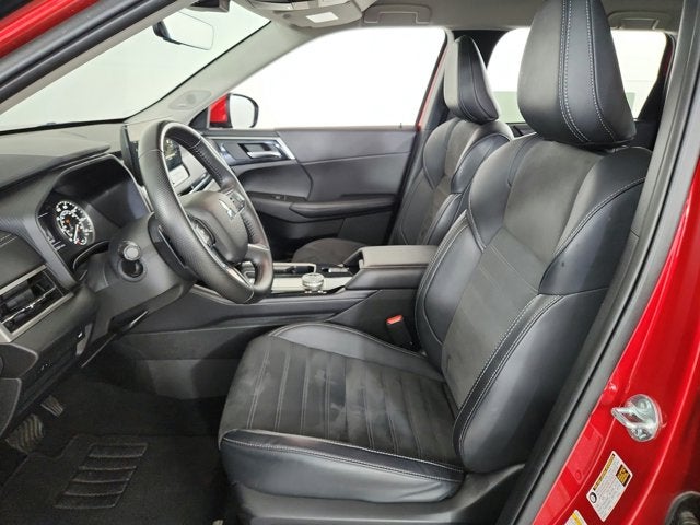 2025 Mitsubishi Outlander Base
