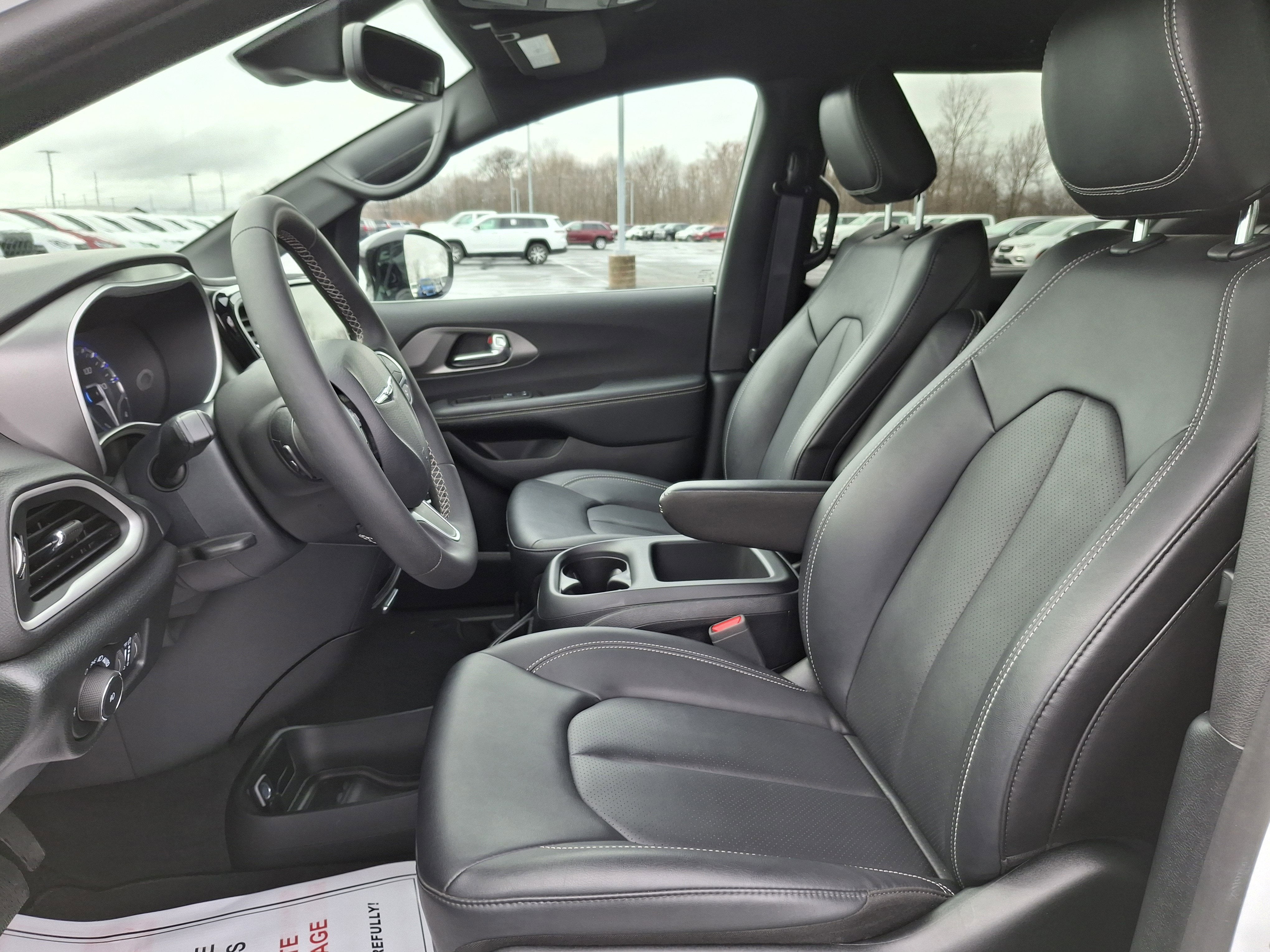 2025 Chrysler Pacifica Select