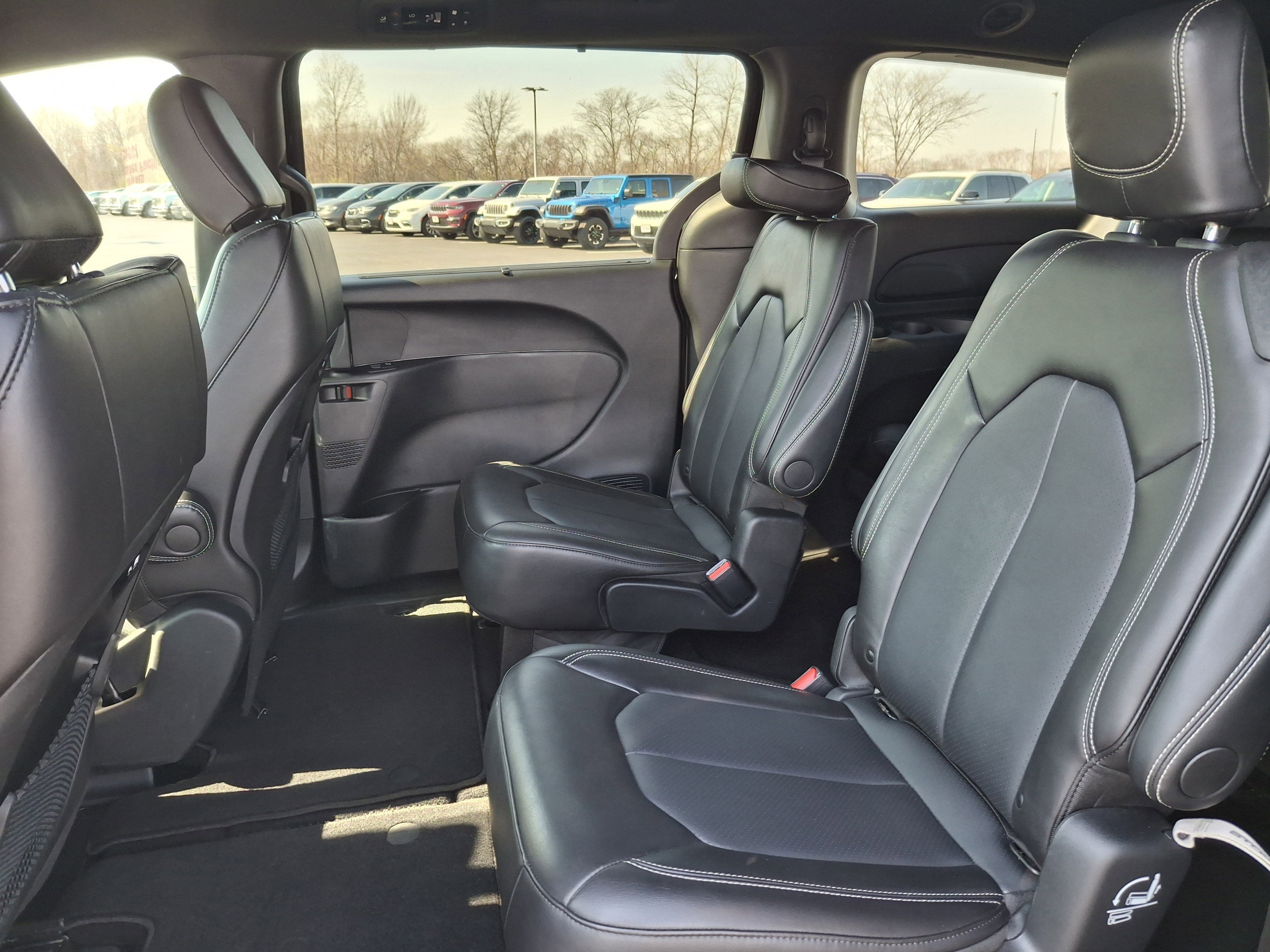 2025 Chrysler Pacifica Select