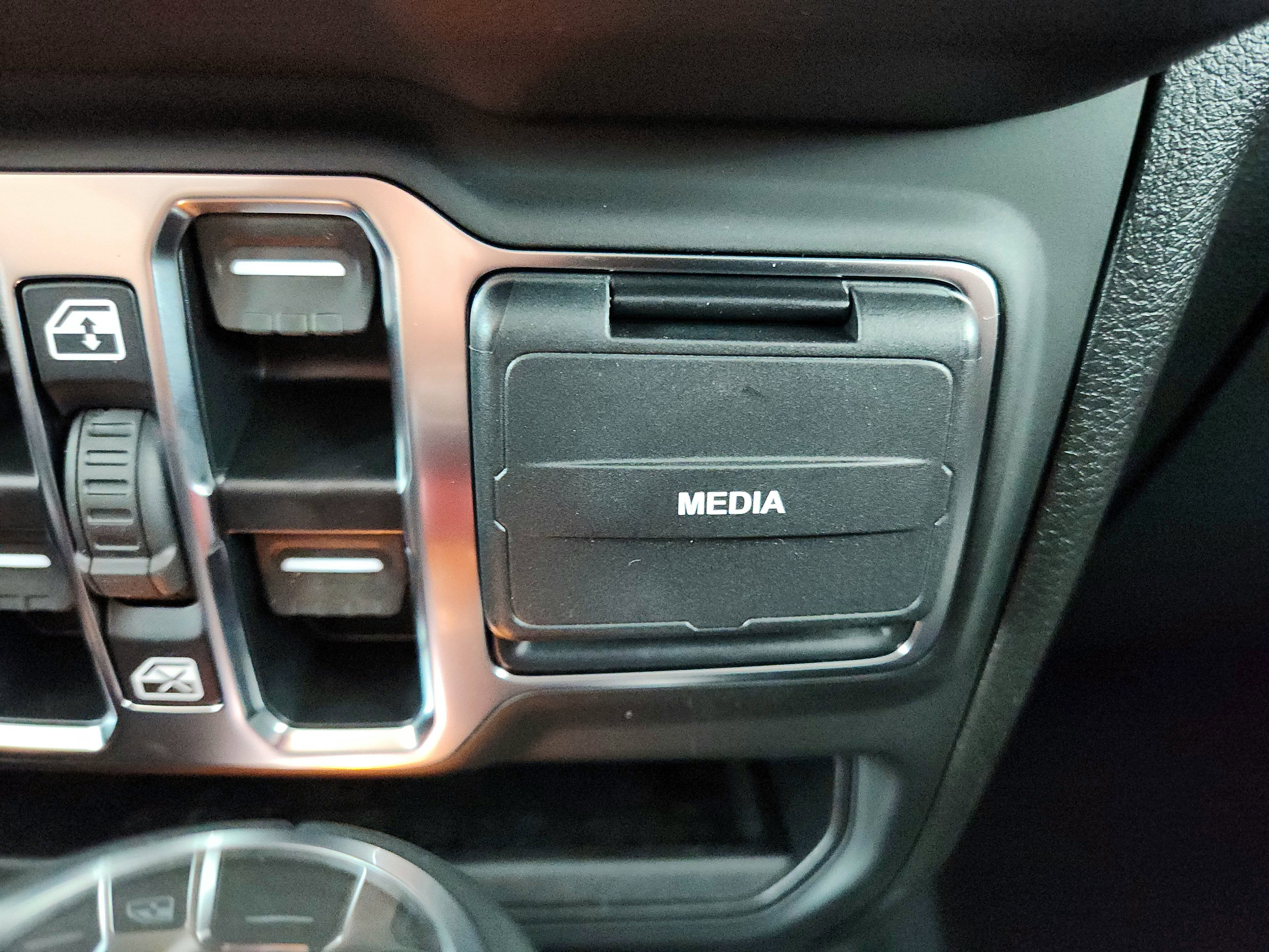 2025 Jeep Wrangler JEEP WRANGLER 4-DOOR SAHARA