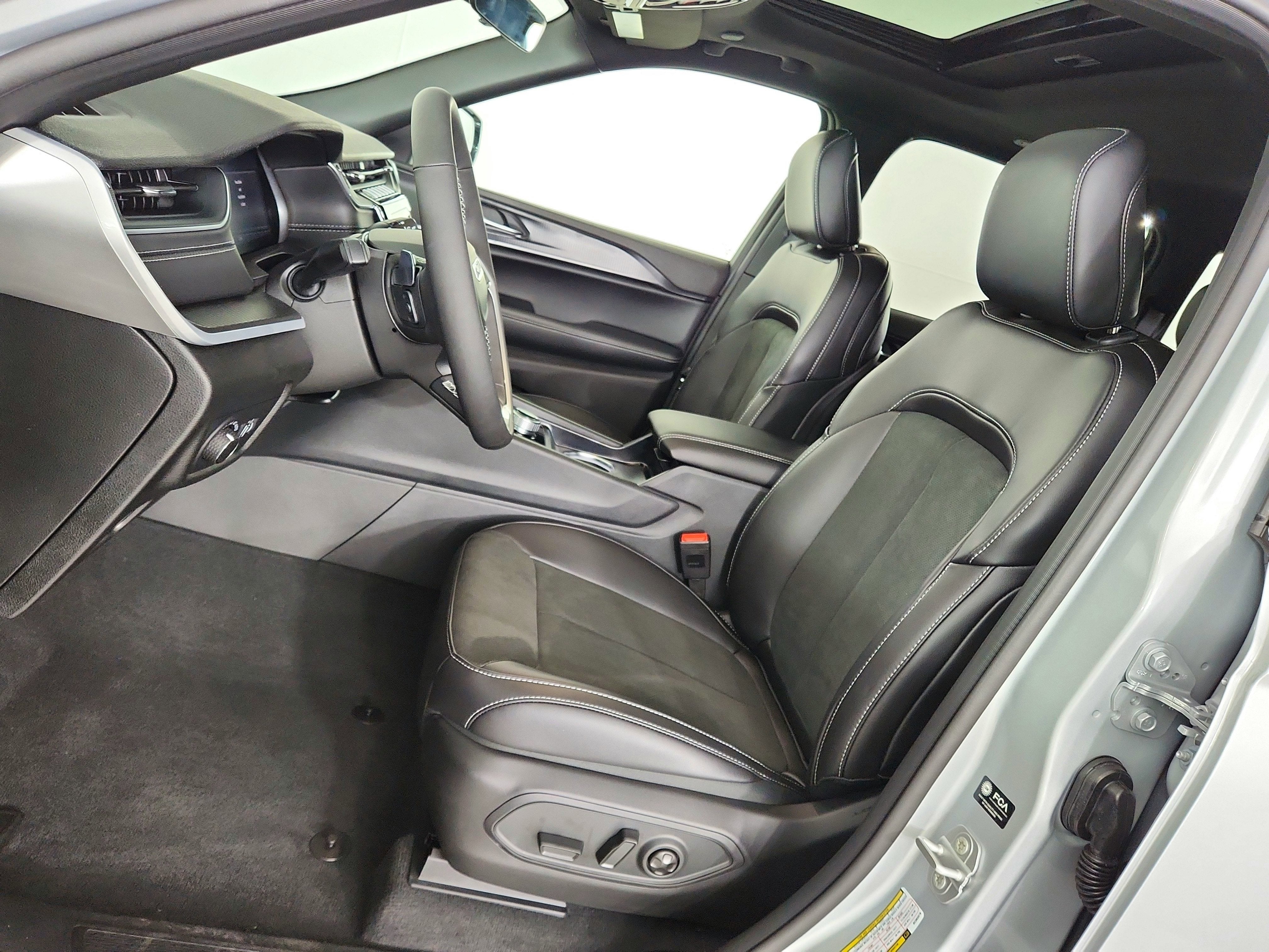 2025 Jeep Grand Cherokee JEEP GRAND CHEROKEE LAREDO 4X4