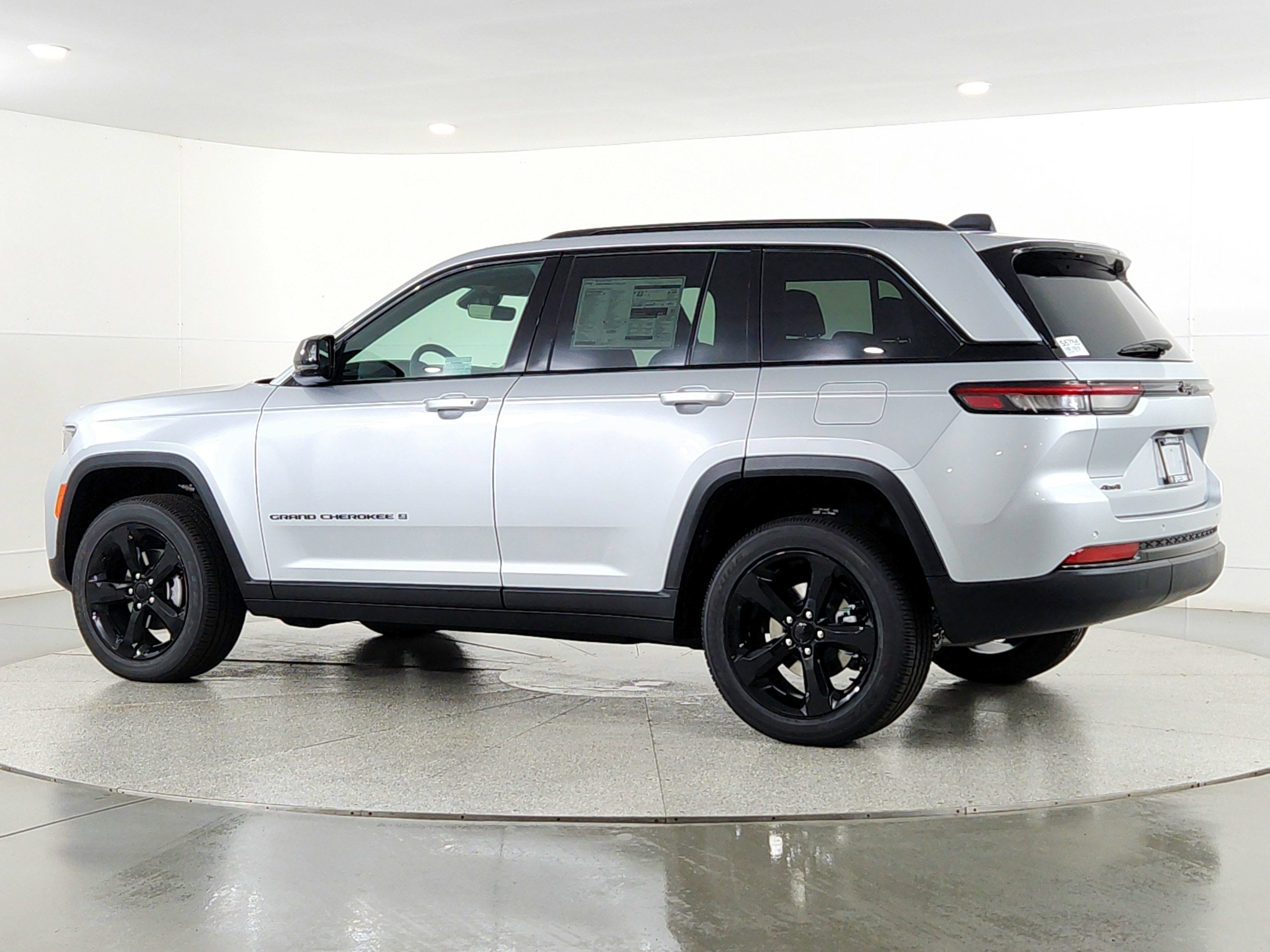 2025 Jeep Grand Cherokee JEEP GRAND CHEROKEE LAREDO 4X4