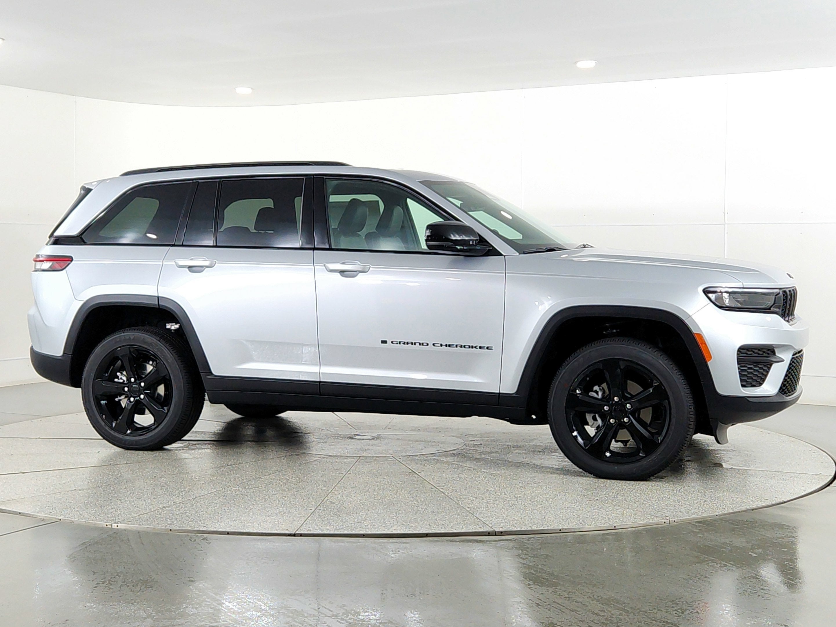 2025 Jeep Grand Cherokee JEEP GRAND CHEROKEE LAREDO 4X4