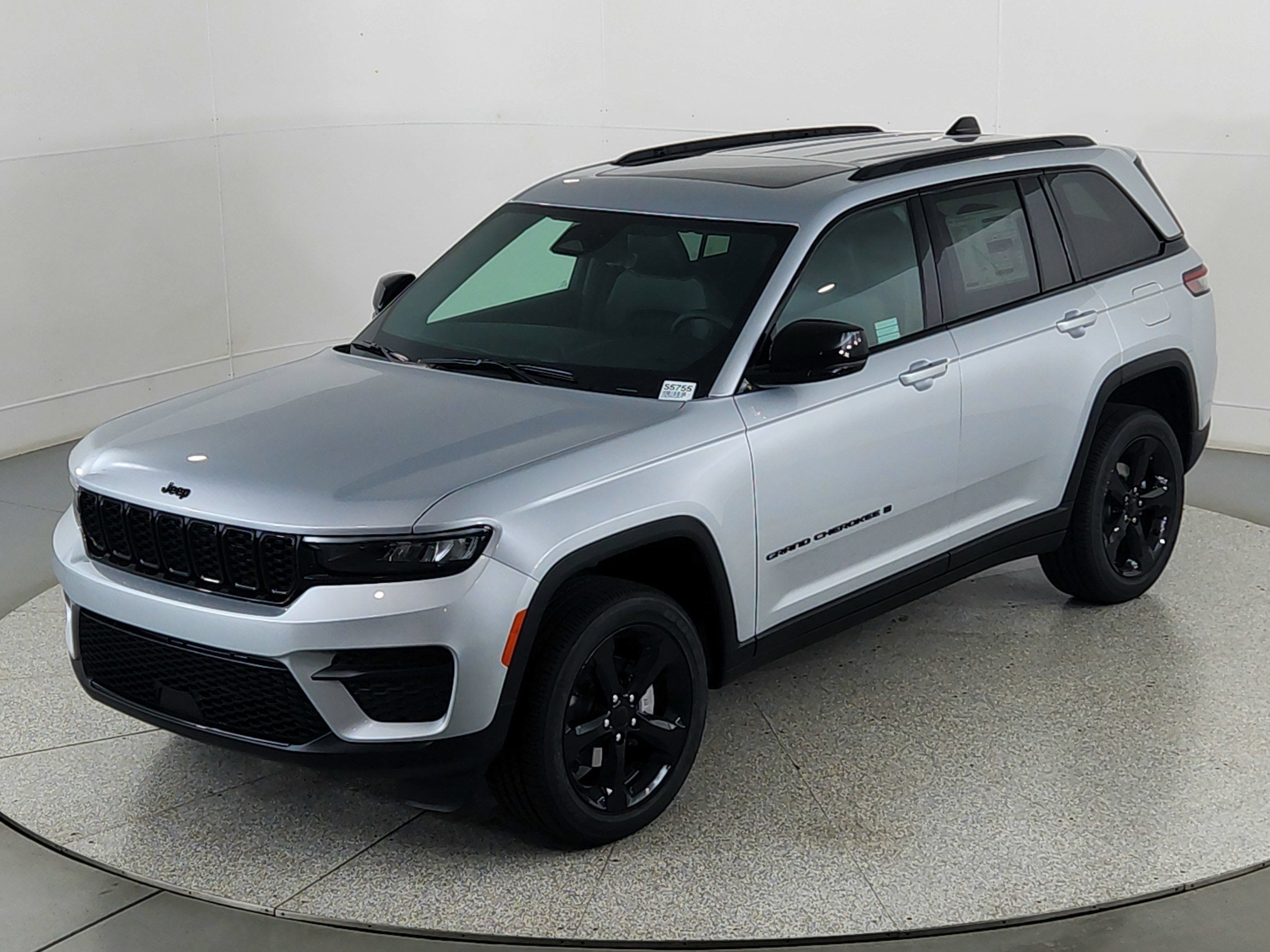 2025 Jeep Grand Cherokee JEEP GRAND CHEROKEE LAREDO 4X4