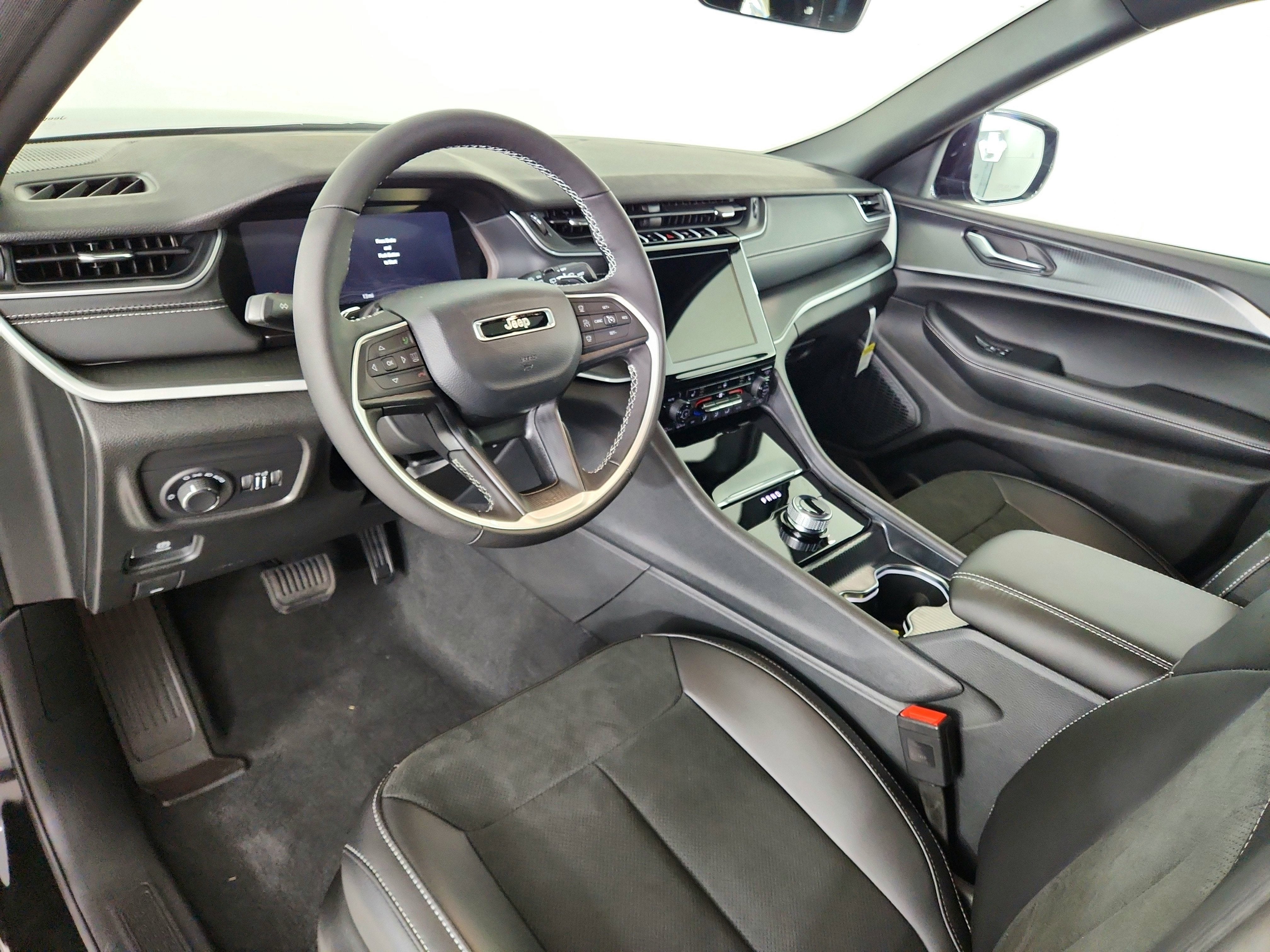 2025 Jeep Grand Cherokee JEEP GRAND CHEROKEE LAREDO 4X4