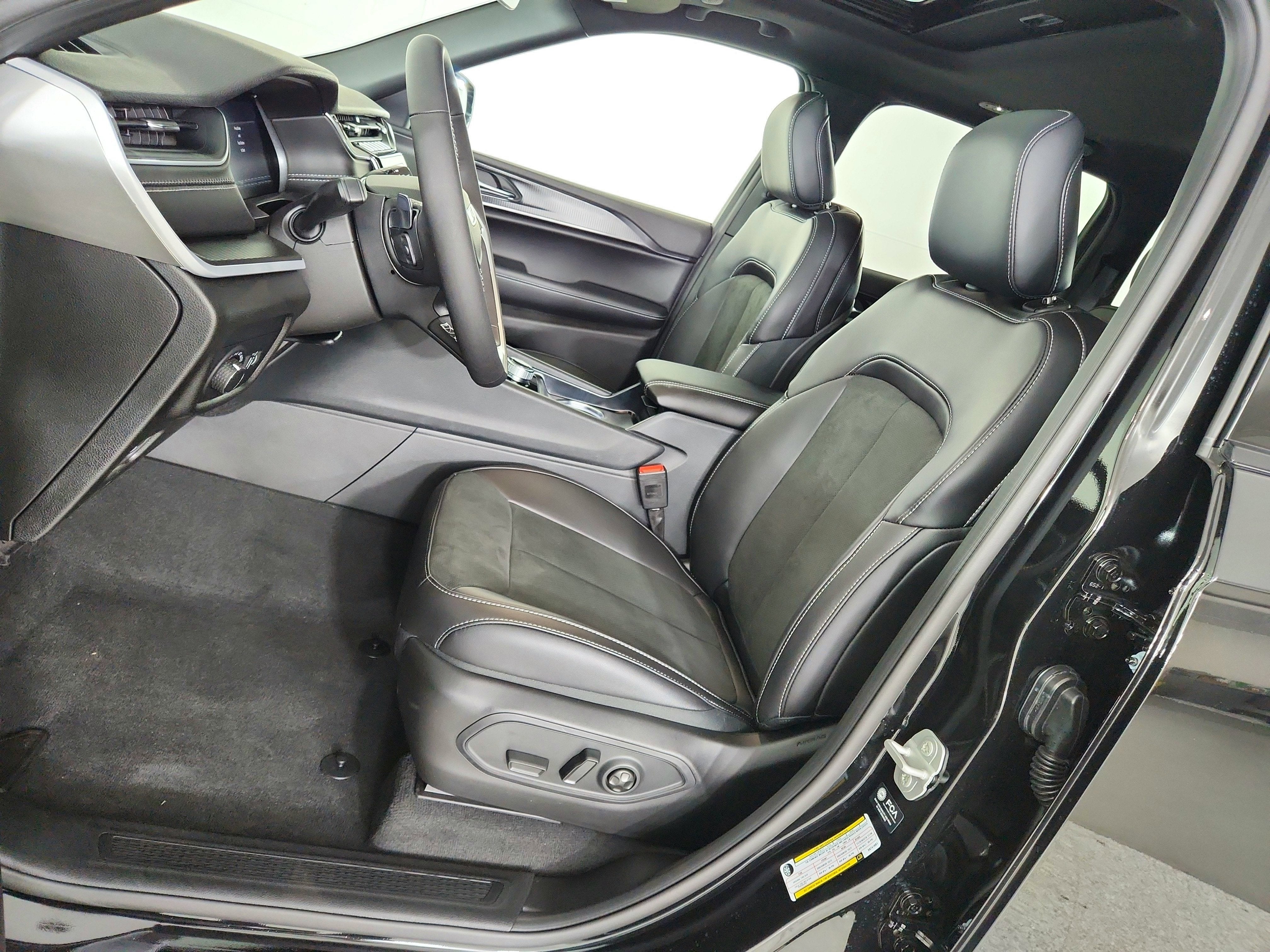 2025 Jeep Grand Cherokee JEEP GRAND CHEROKEE LAREDO 4X4