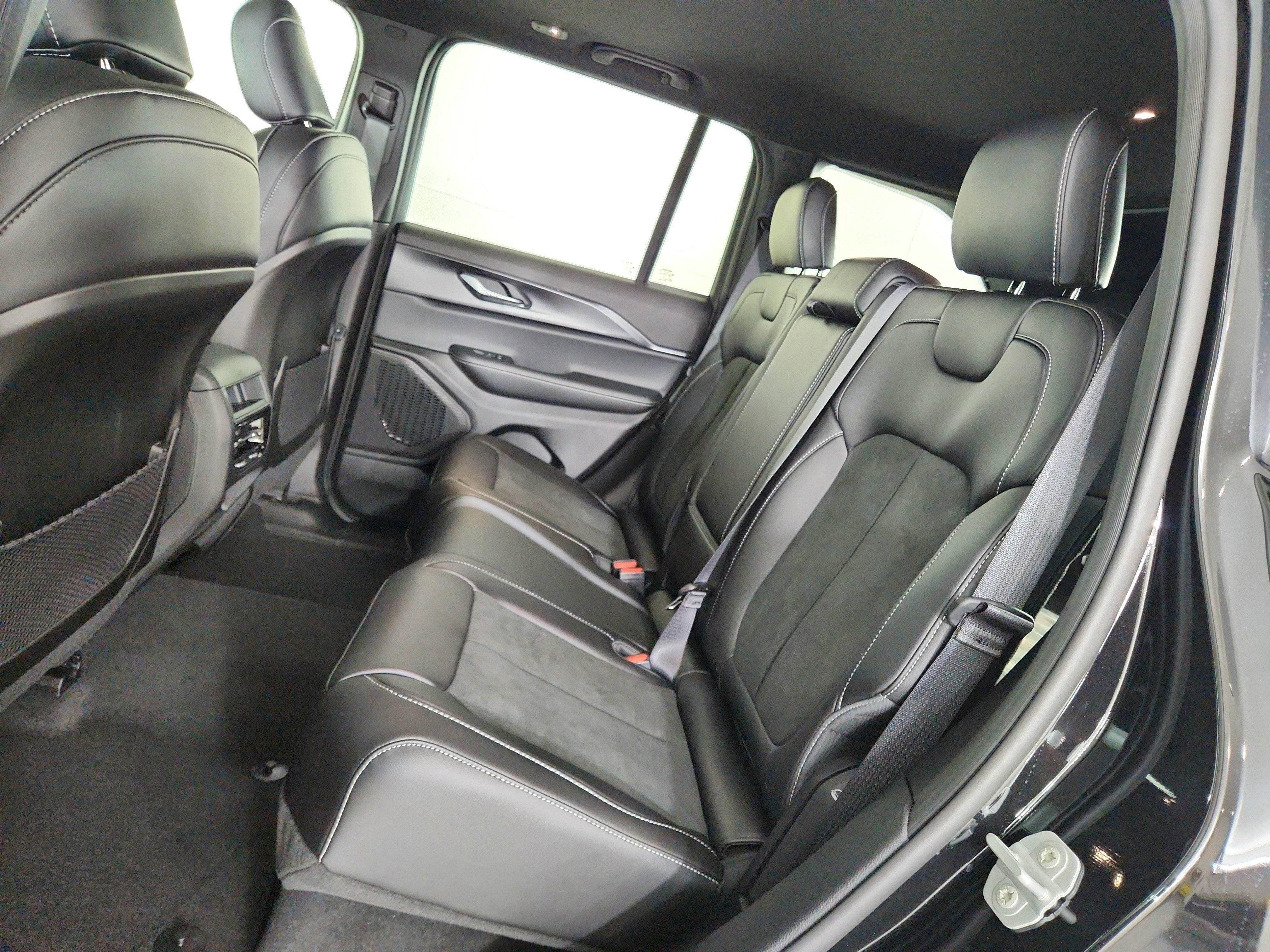 2025 Jeep Grand Cherokee JEEP GRAND CHEROKEE LAREDO 4X4