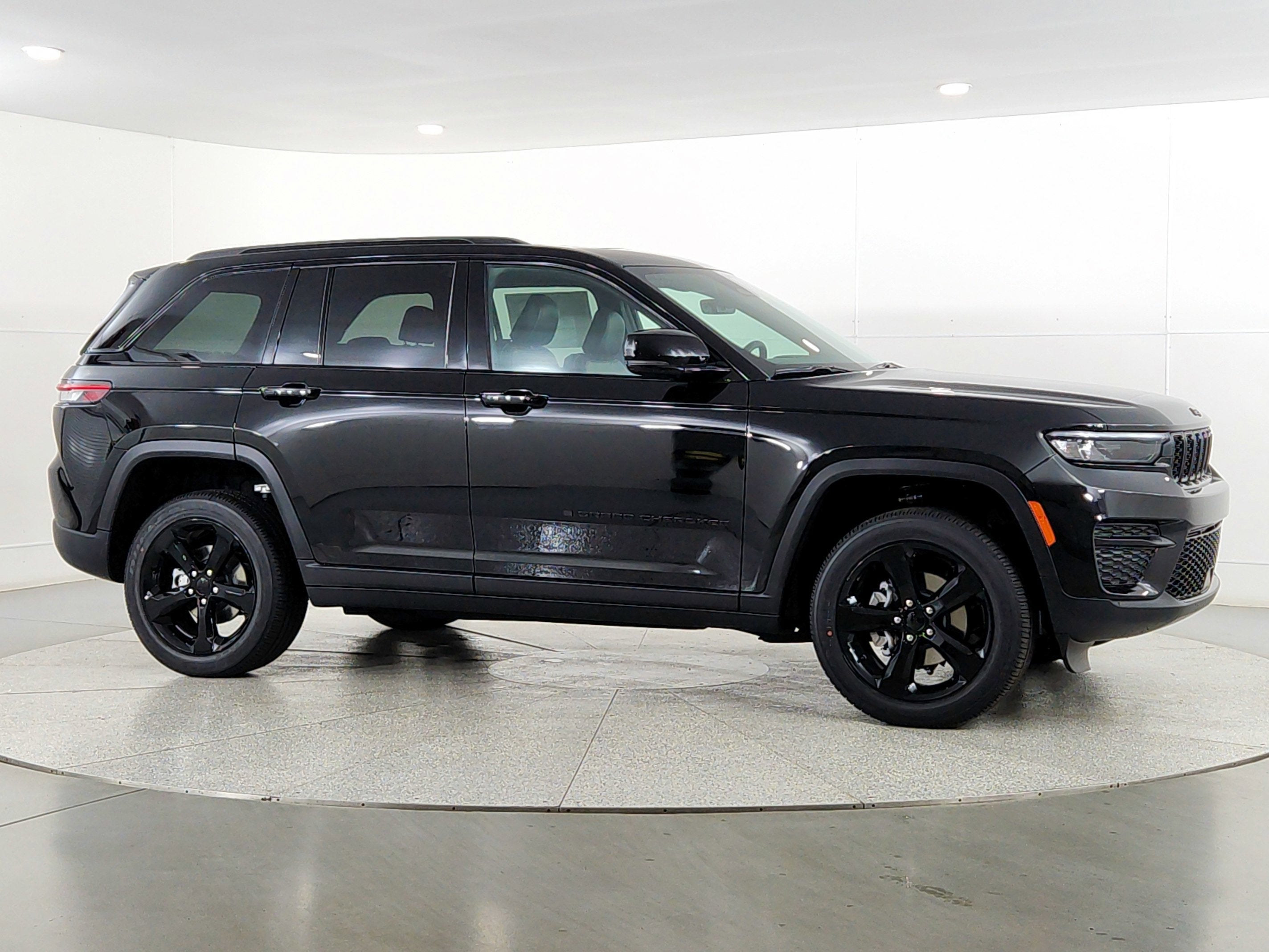 2025 Jeep Grand Cherokee JEEP GRAND CHEROKEE LAREDO 4X4