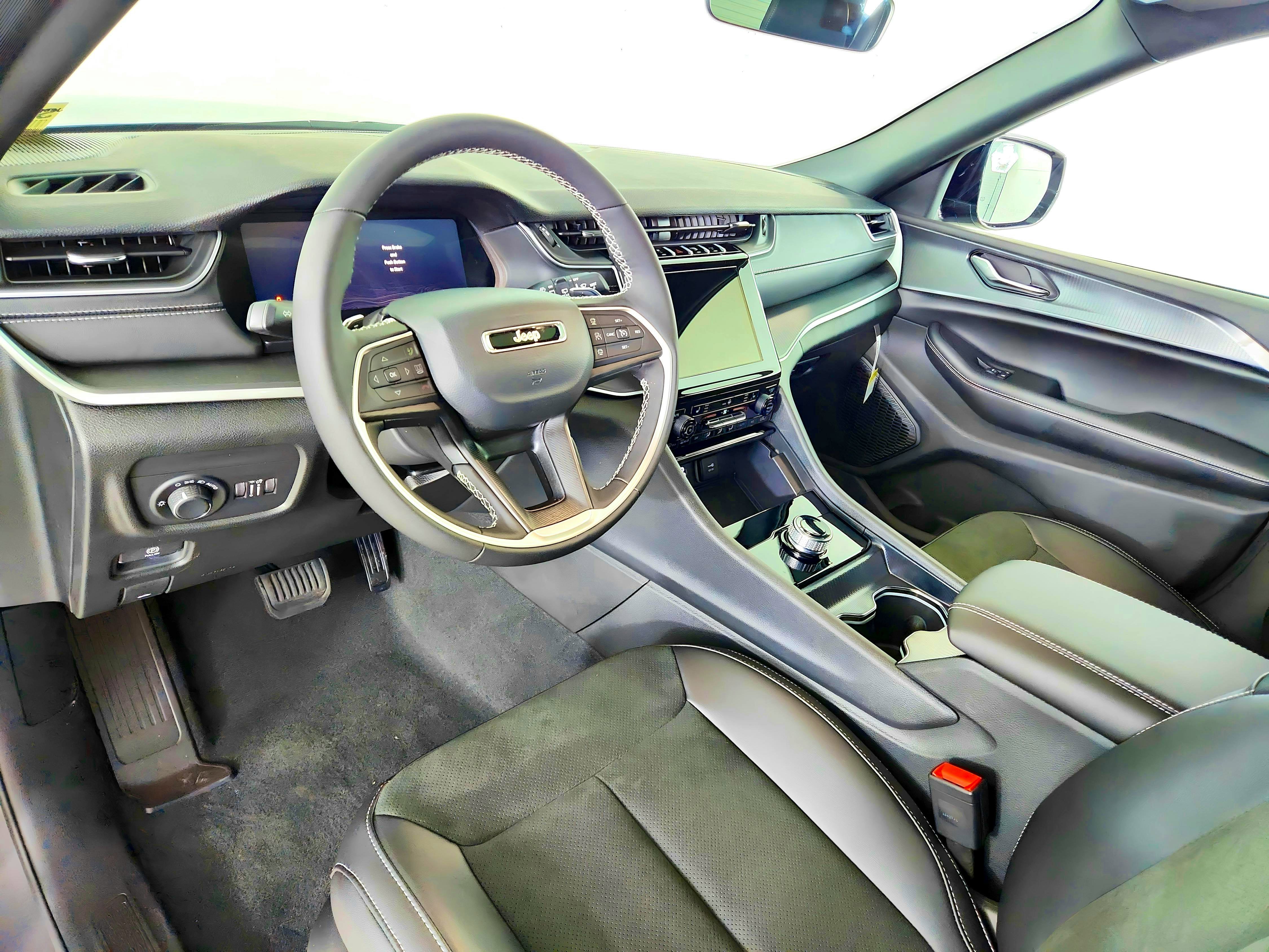 2025 Jeep Grand Cherokee JEEP GRAND CHEROKEE LAREDO 4X4