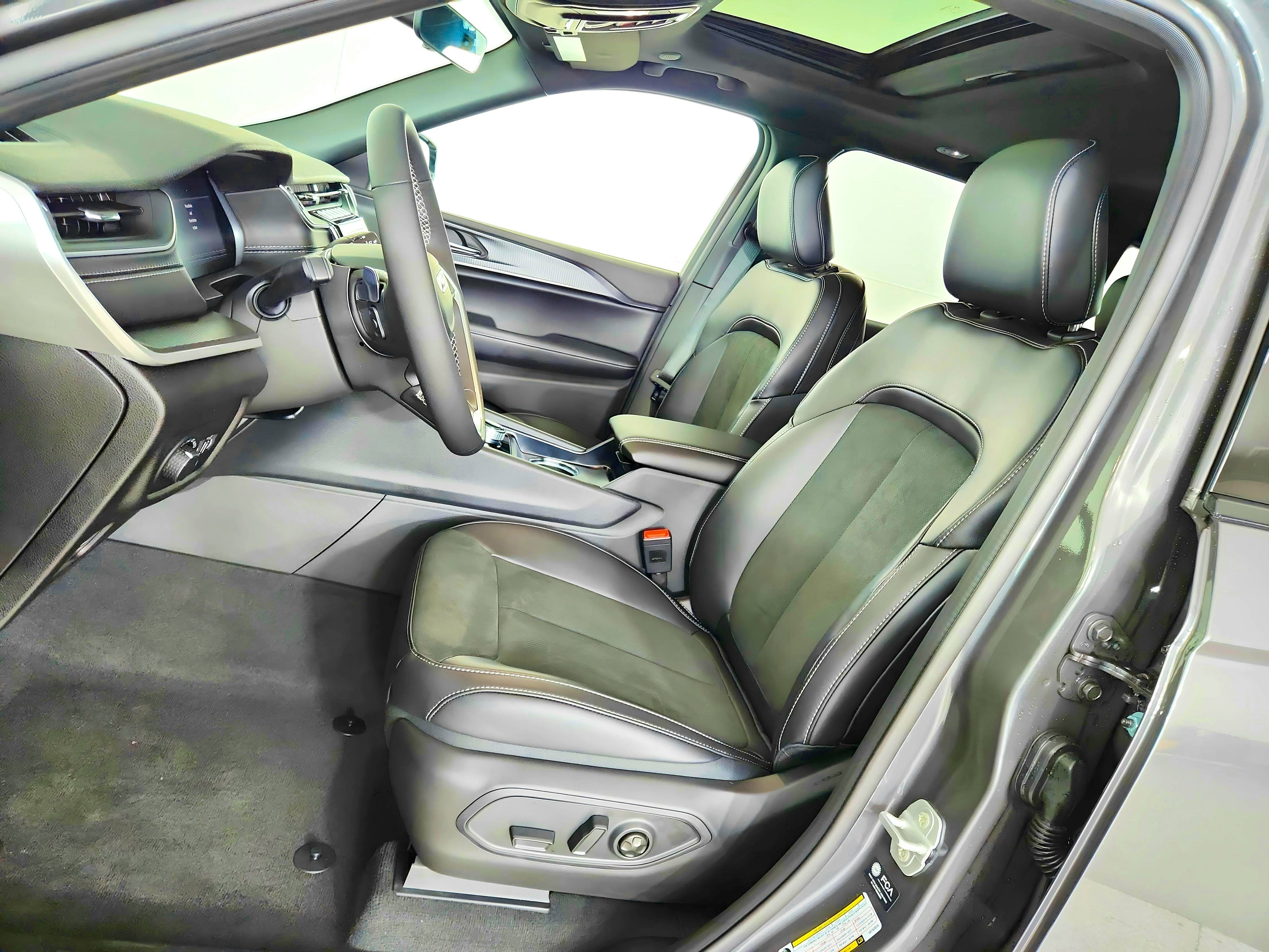 2025 Jeep Grand Cherokee JEEP GRAND CHEROKEE LAREDO 4X4