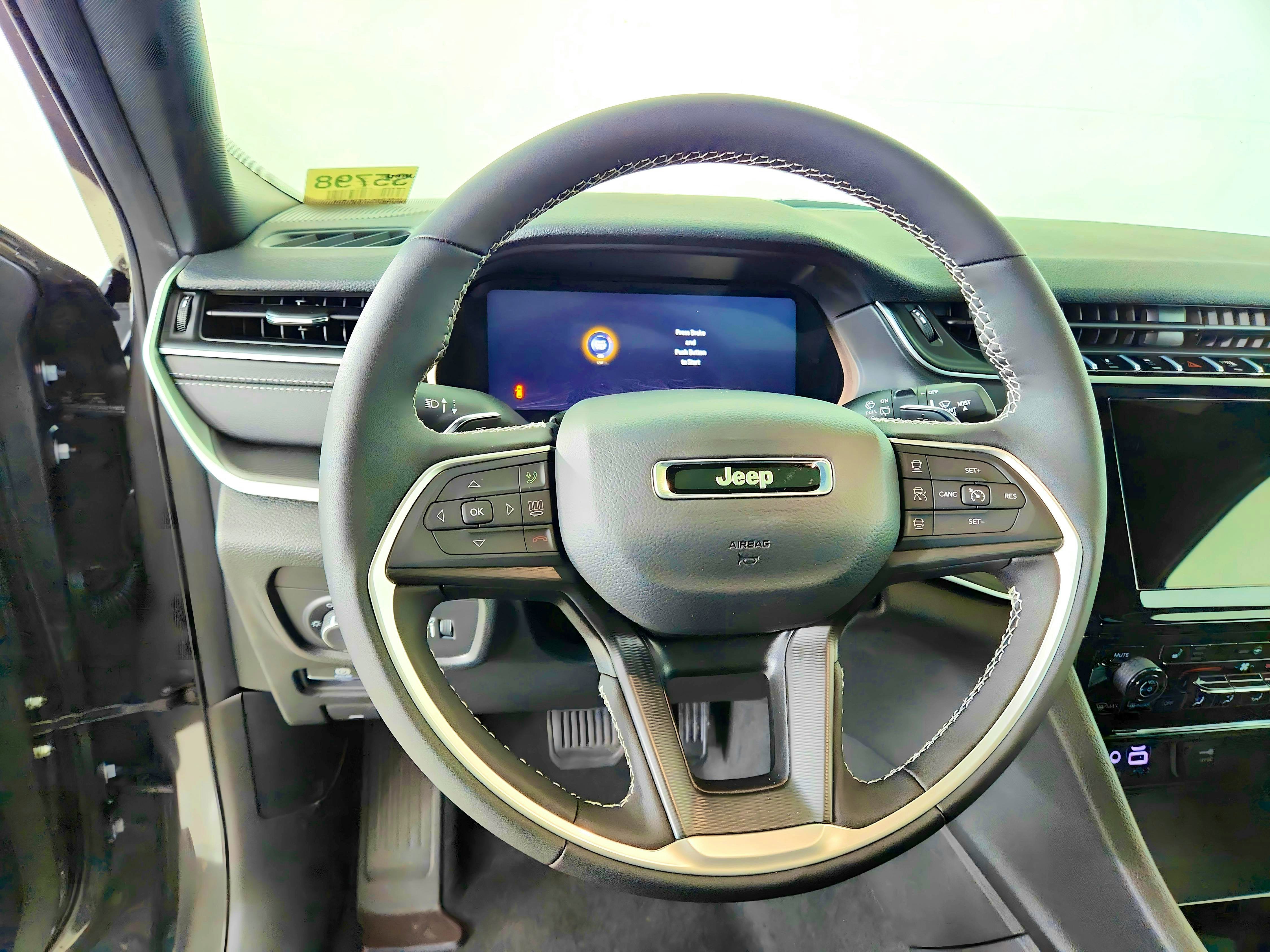 2025 Jeep Grand Cherokee JEEP GRAND CHEROKEE LAREDO 4X4