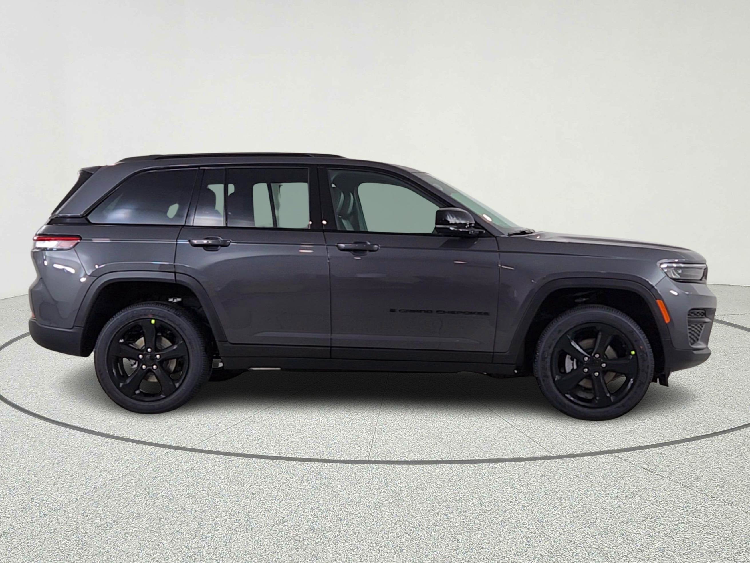 2025 Jeep Grand Cherokee JEEP GRAND CHEROKEE LAREDO 4X4