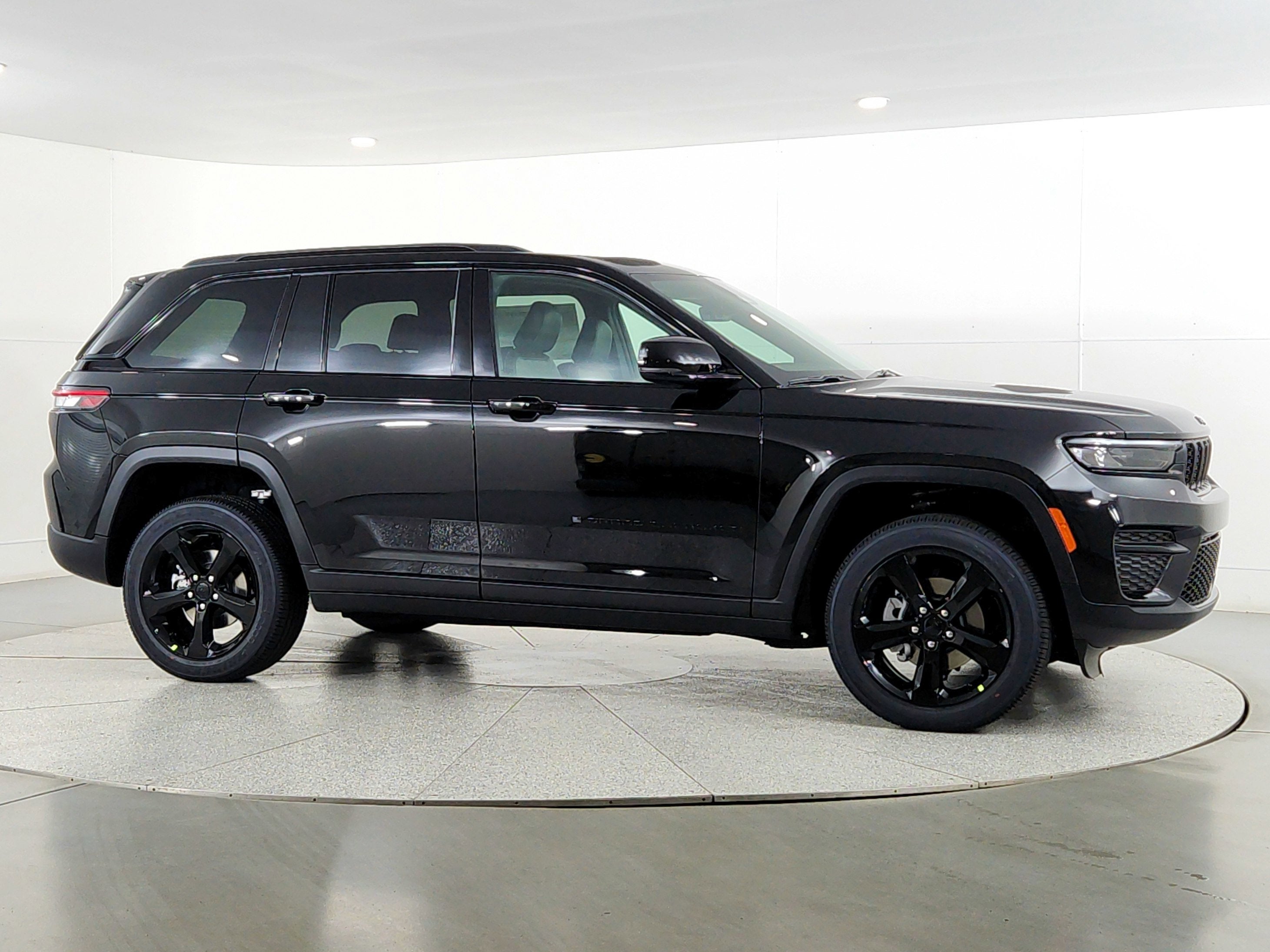 2025 Jeep Grand Cherokee JEEP GRAND CHEROKEE LAREDO 4X4