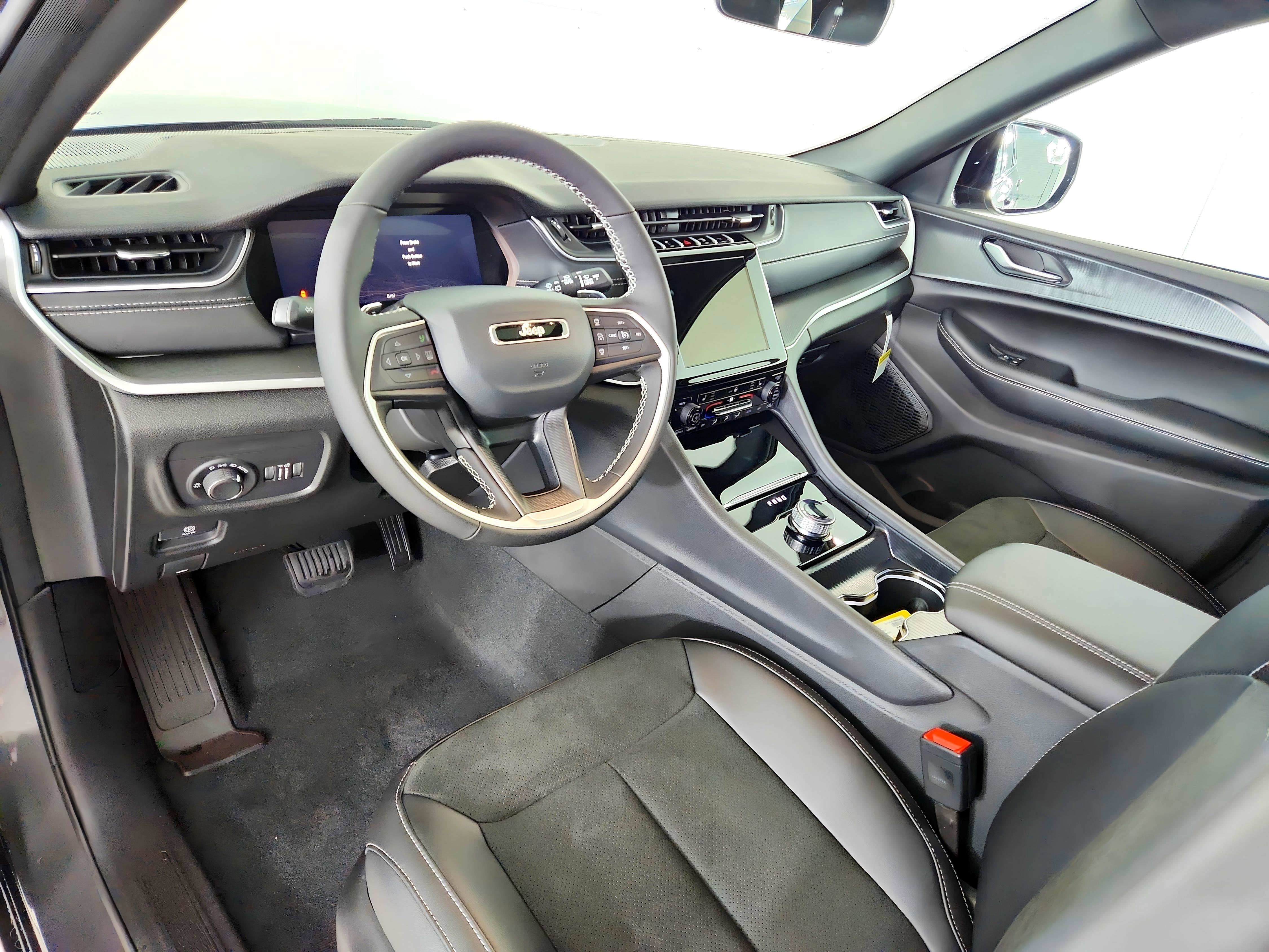 2025 Jeep Grand Cherokee JEEP GRAND CHEROKEE LAREDO 4X4