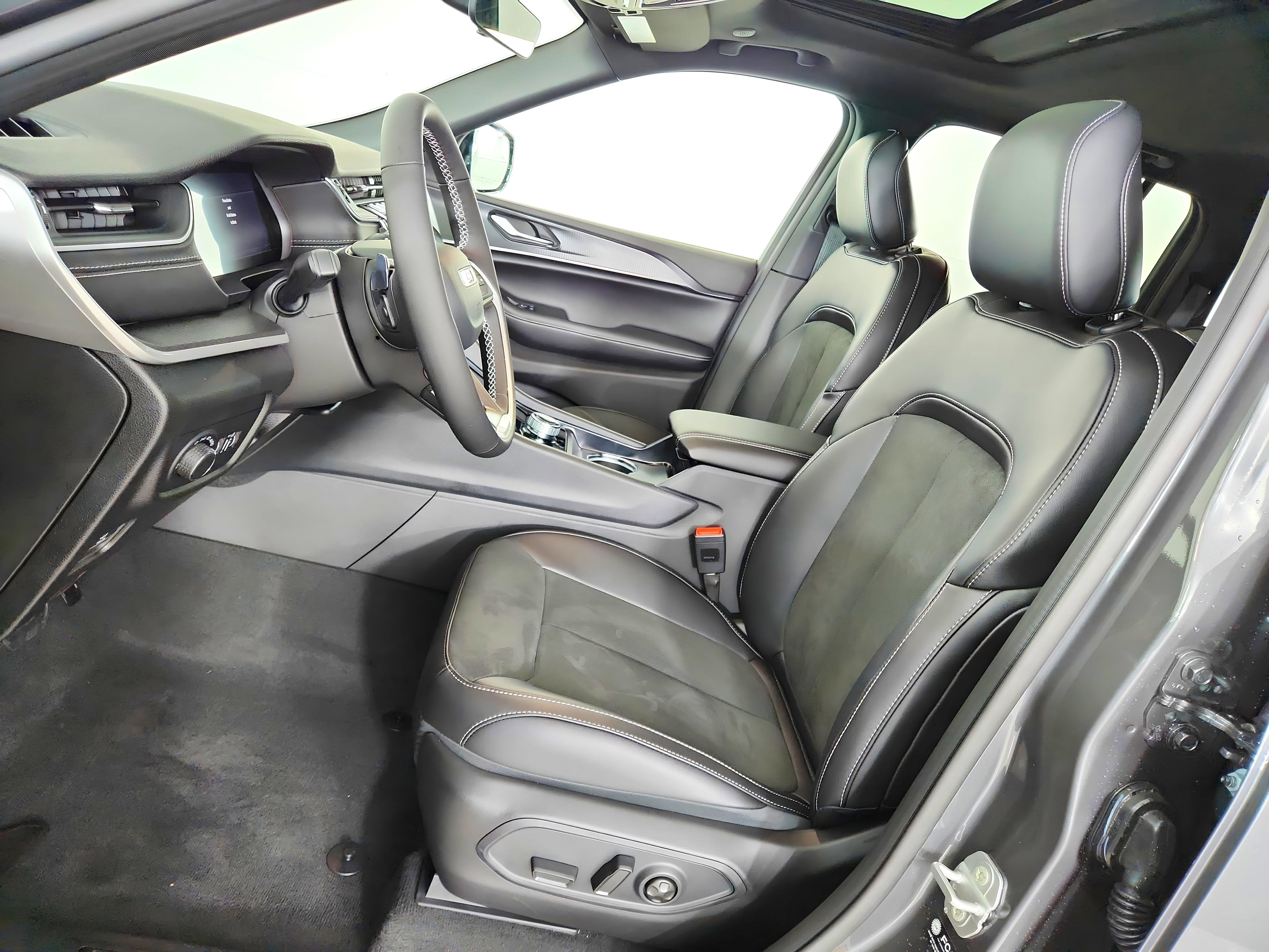 2025 Jeep Grand Cherokee JEEP GRAND CHEROKEE LAREDO 4X4