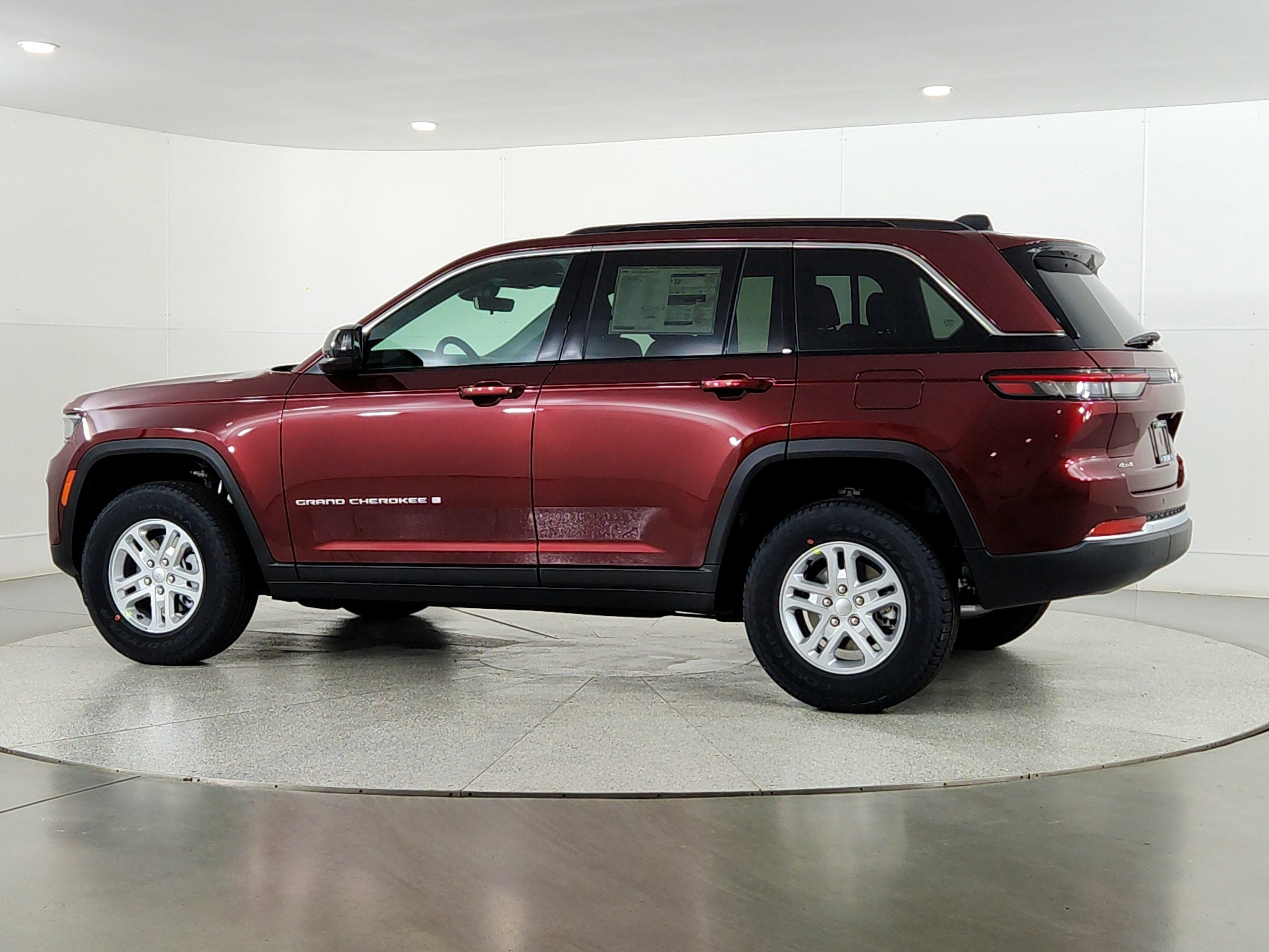 2025 Jeep Grand Cherokee JEEP GRAND CHEROKEE LAREDO 4X4
