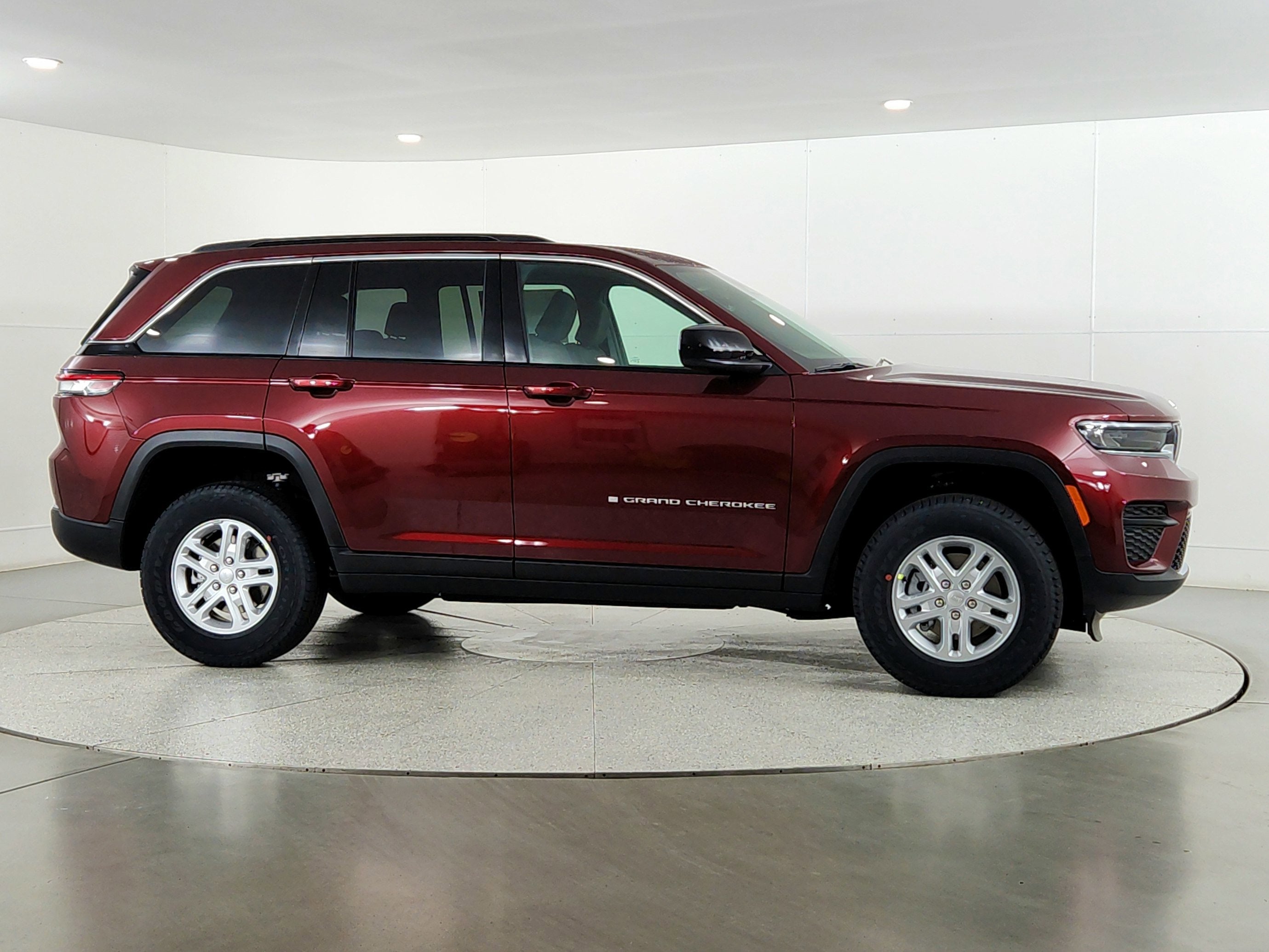 2025 Jeep Grand Cherokee JEEP GRAND CHEROKEE LAREDO 4X4