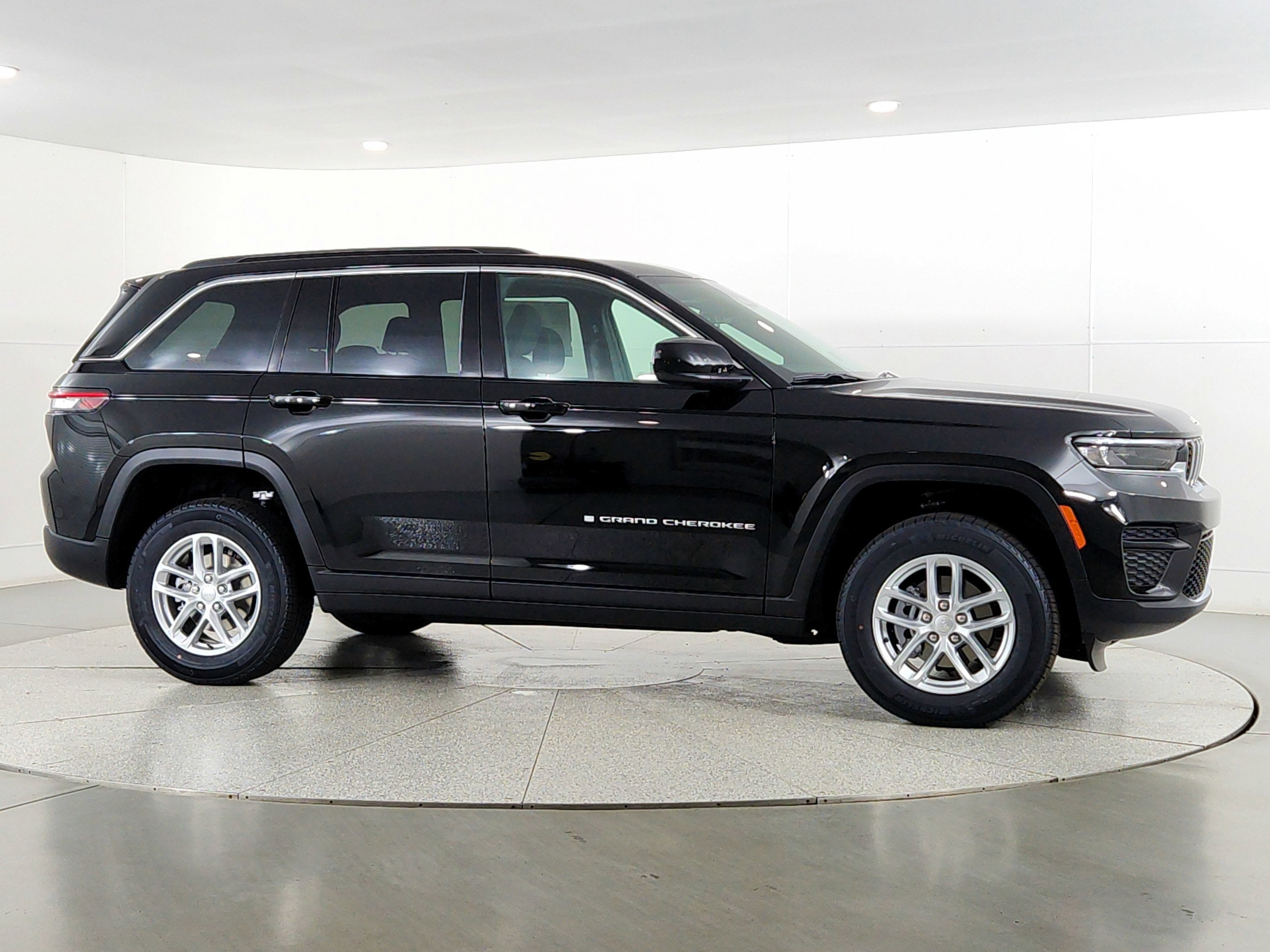 2025 Jeep Grand Cherokee JEEP GRAND CHEROKEE LAREDO 4X4