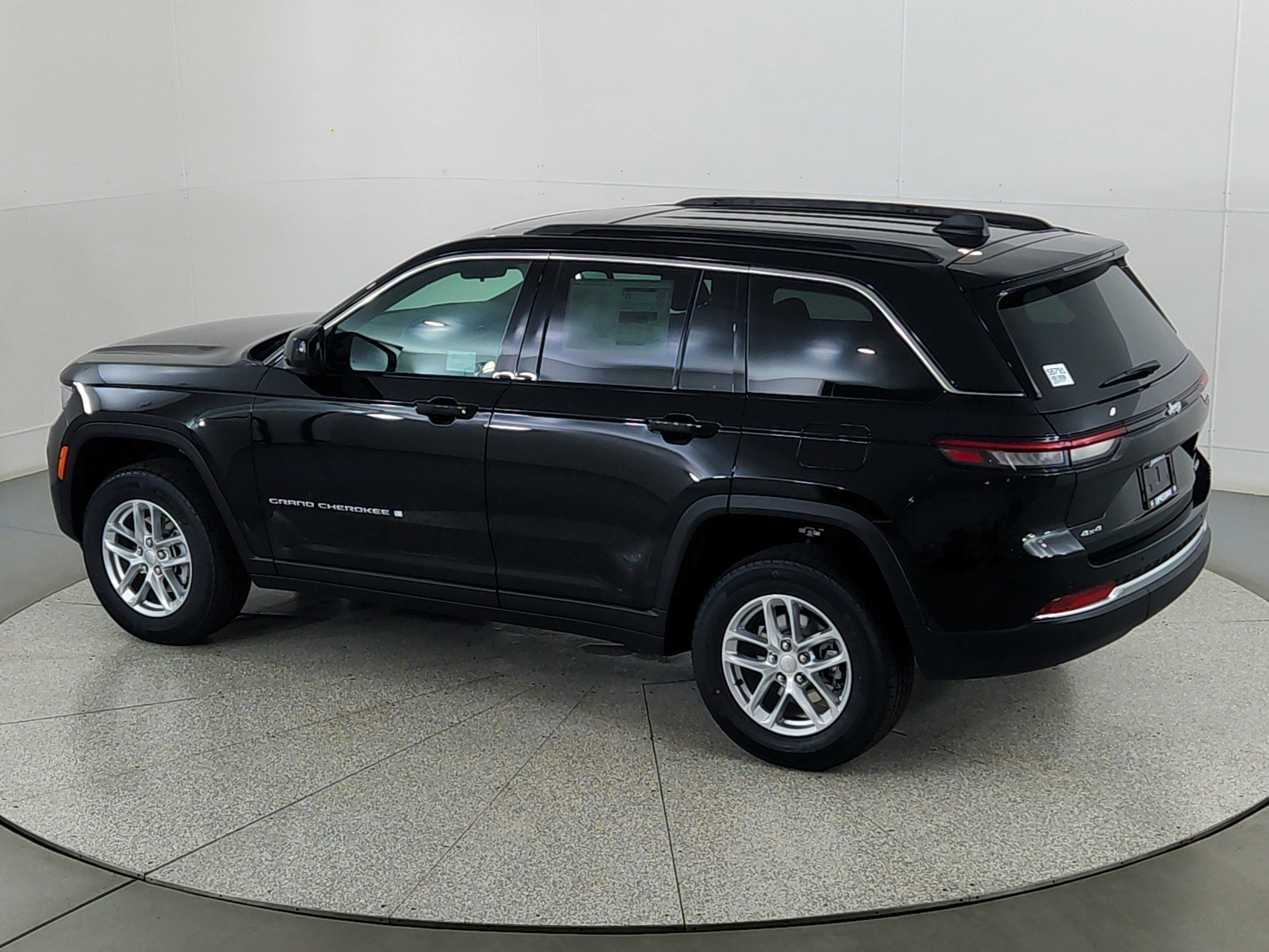 2025 Jeep Grand Cherokee JEEP GRAND CHEROKEE LAREDO 4X4