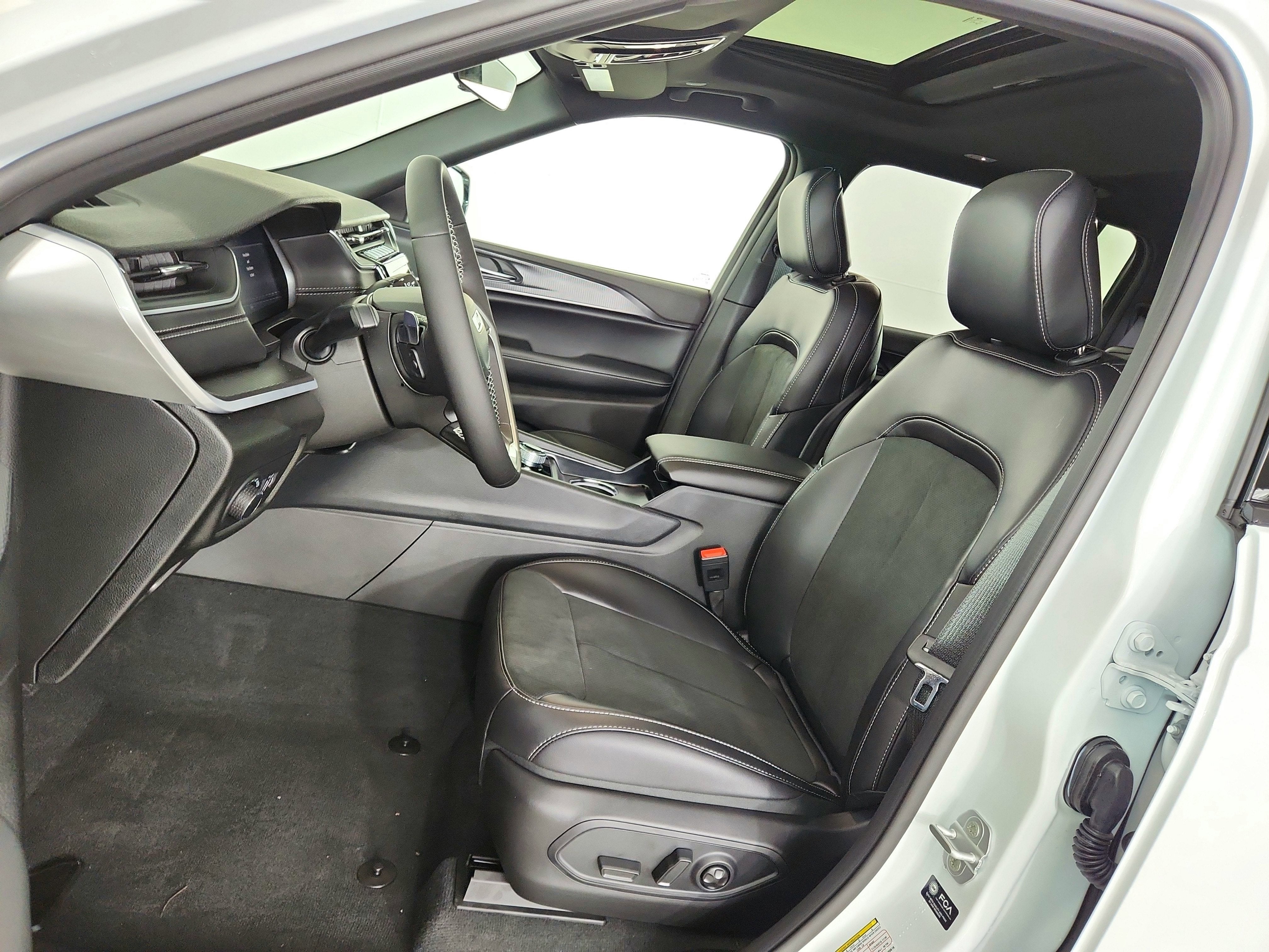 2025 Jeep Grand Cherokee JEEP GRAND CHEROKEE L LAREDO 4X4