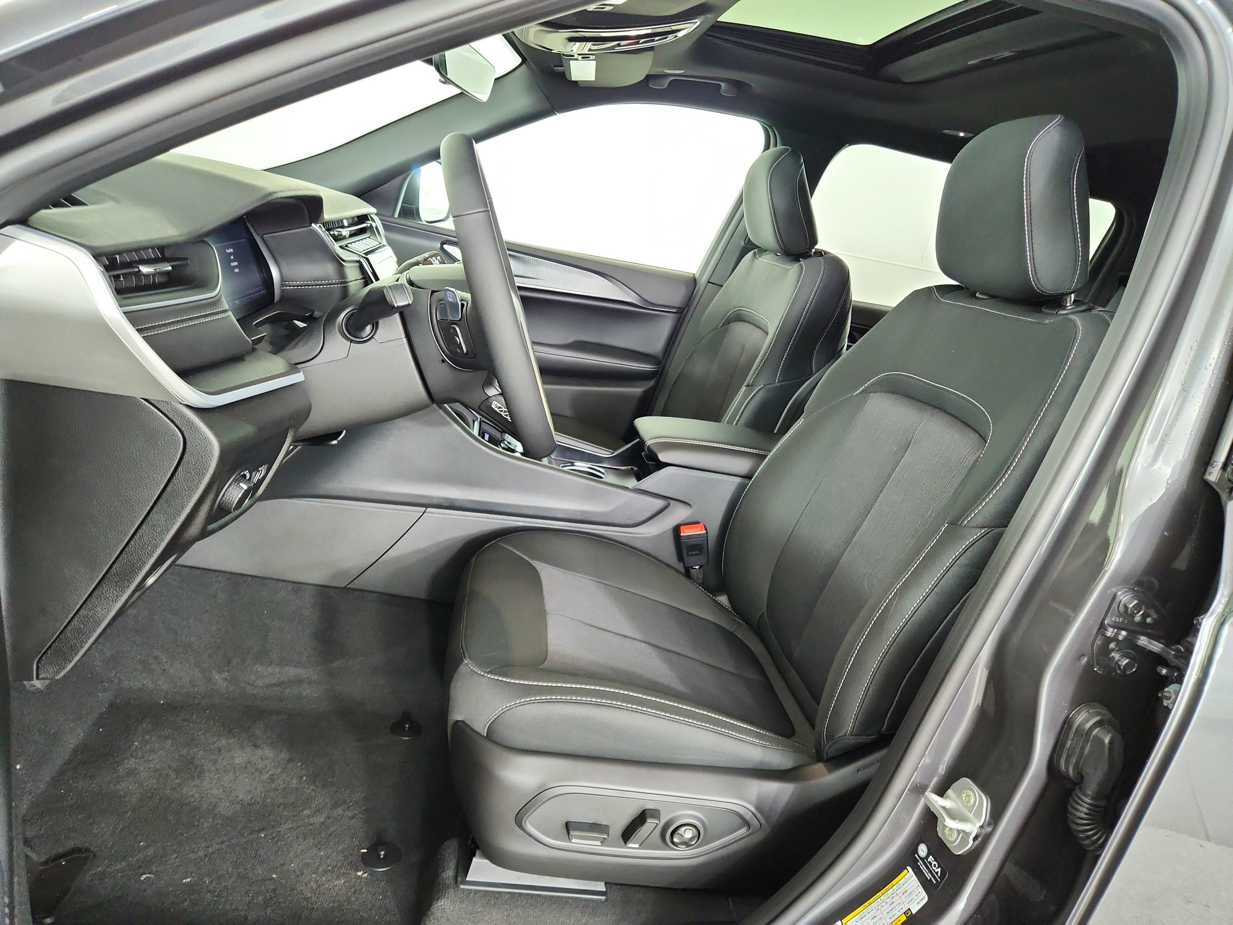 2025 Jeep Grand Cherokee JEEP GRAND CHEROKEE L LAREDO 4X4