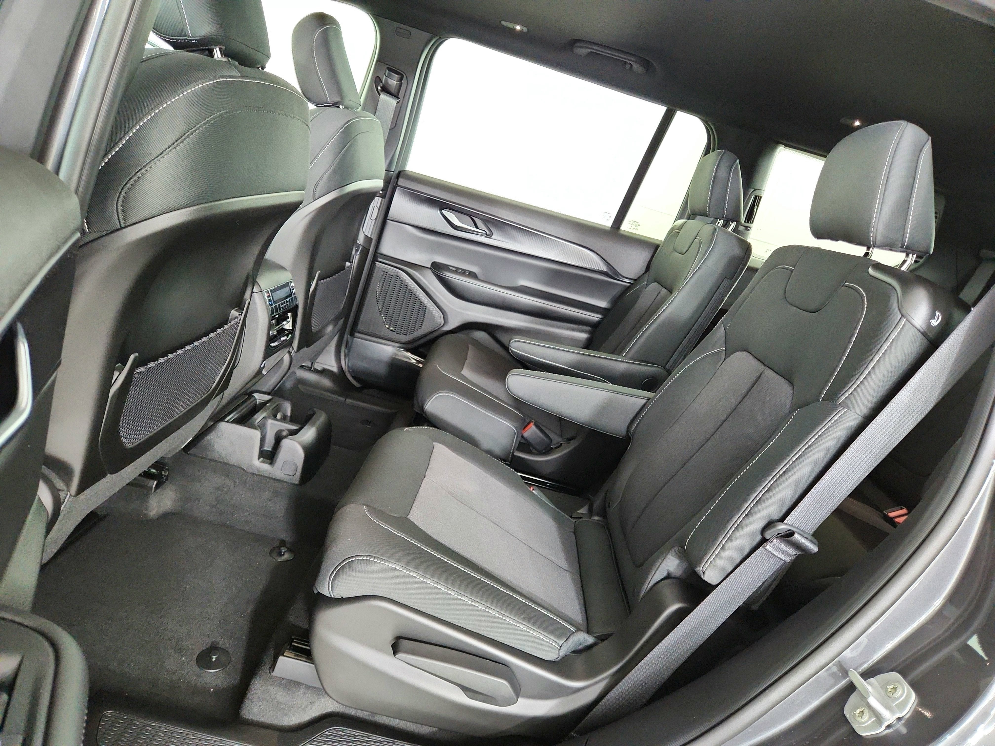 2025 Jeep Grand Cherokee JEEP GRAND CHEROKEE L LAREDO 4X4