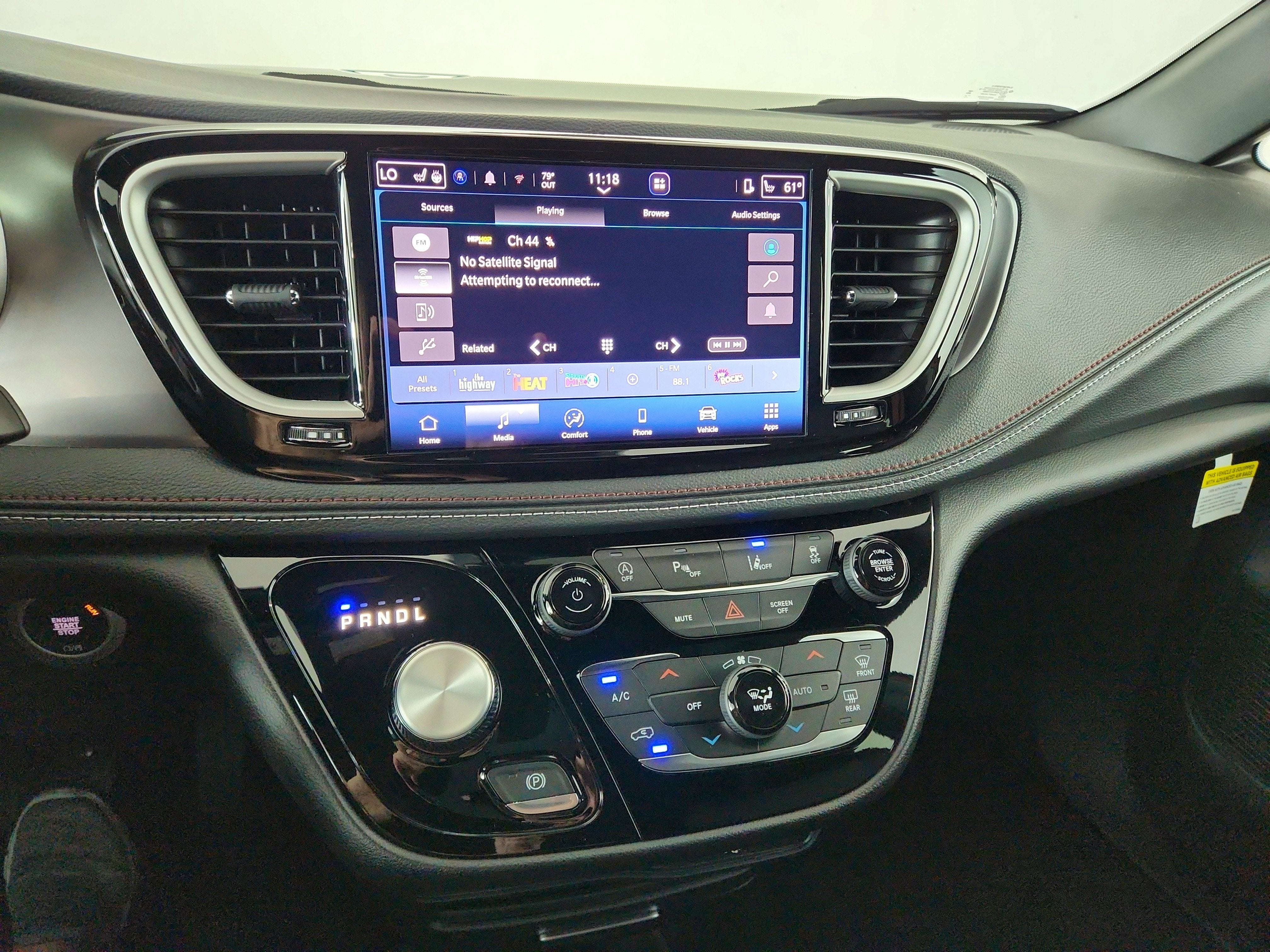 2027 Chrysler Pacifica Select