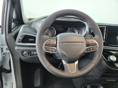 2027 Chrysler Pacifica Select FWD