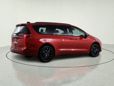 2027 Chrysler Pacifica Limited